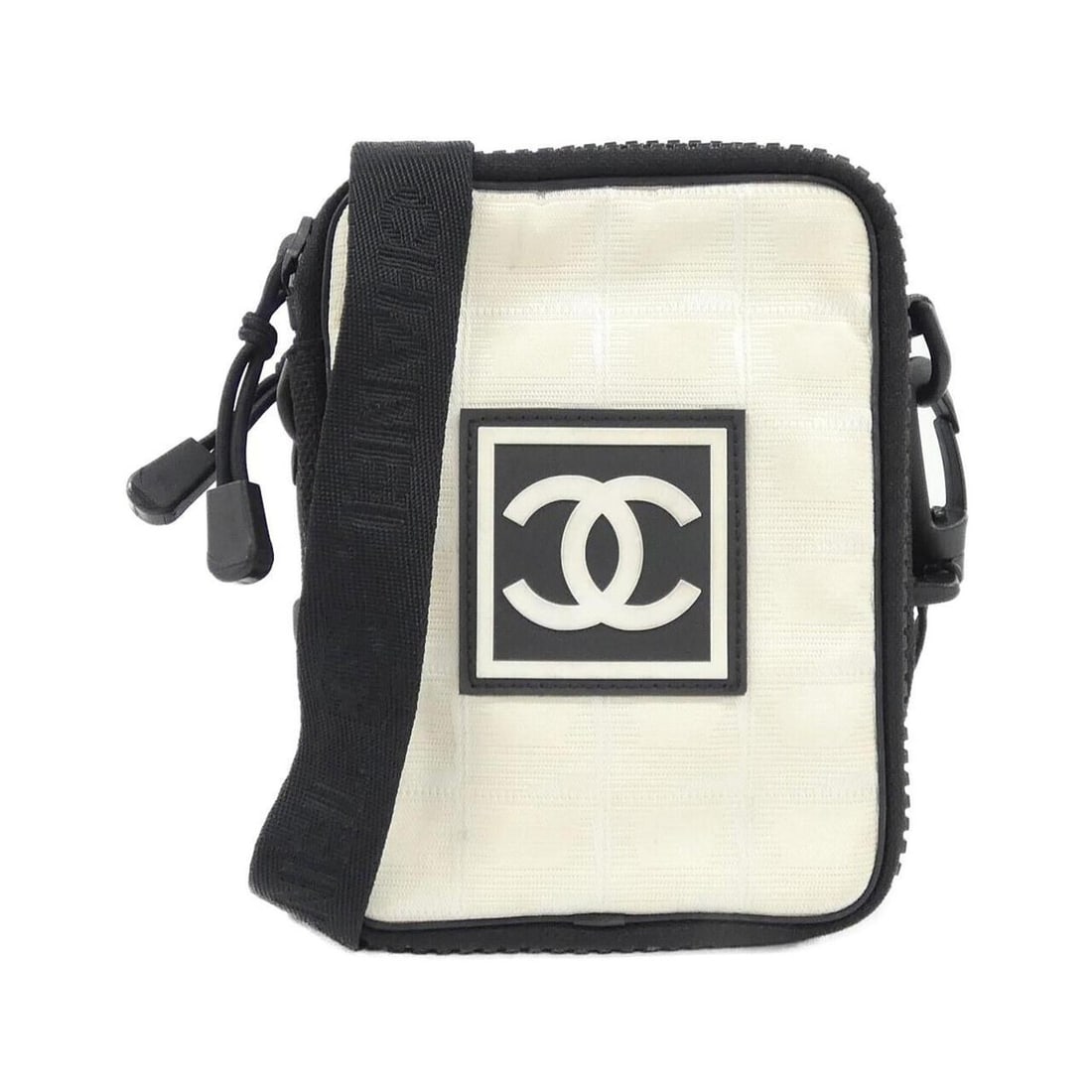 Chanel Sport Line 22059 Shoulder Bag: --- Catalog ---Category: SizeSize (HxWxD): 17cm x 12cm x 6cm / 6.69'' x 4.72'' x 2.36''Category: DesignType: Shoulder bagColor: Black, WhiteGender: WomenMaterial: Nylon Category: GeneralMPN: