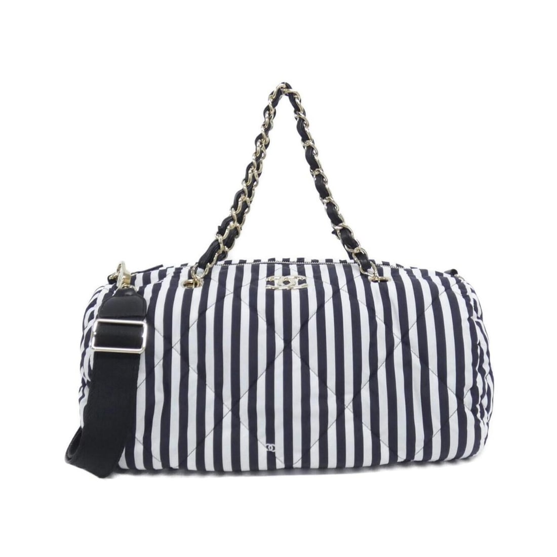 Chanel AS4696 Boston bag: --- Catalog ---Category: SizeSize (HxWxD): 18cm x 35cm x 21cm / 7.08'' x 13.77'' x 8.26''Category: DesignType: Boston bagColor: Black, WhiteGender: Men,WomenMaterial: Fabric Hardware Color: