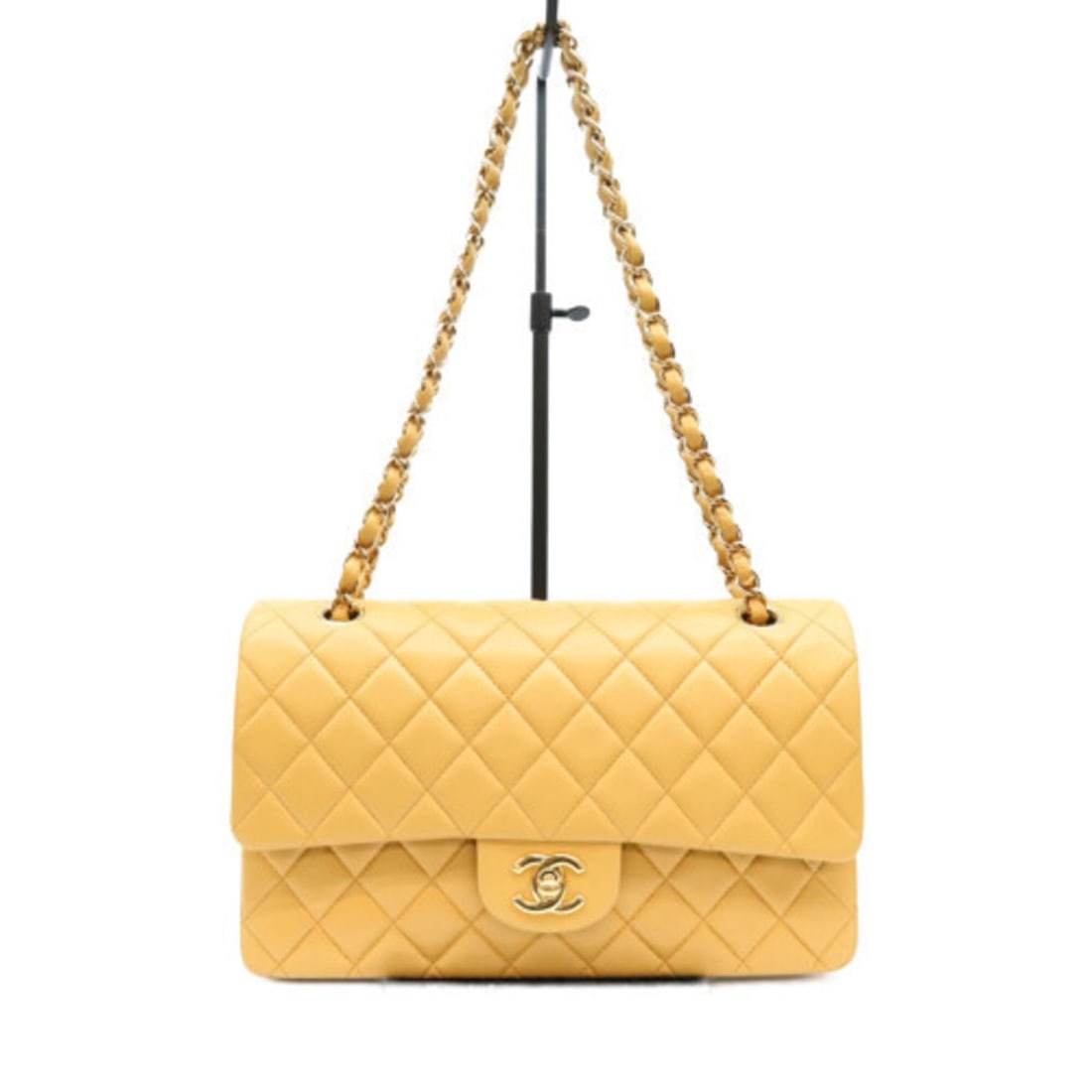 CHANEL A01112 Beige Lambskin Gold Hardware Matelassé 25 Shoulder Bag (Women's): --- Catalog ---Category: SizeSize (HxWxD): 15cm x 25cm x 6cm / 5.9'' x 9.84'' x 2.36''Category: DesignType: Shoulder bagColor: BeigeGender: WomenMaterial: Leather Hardware Color: GoldLeather/Fur Type: