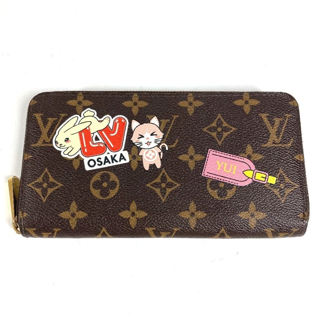 LOUIS VUITTON M62149 Monogram Sticker My LV World Tour Zippy Wallet Long Round Zipper Canvas Men's: --- Catalog ---Category: SizeSize (HxWxD): 10cm x 19.5cm / 3.93'' x 7.67''Category: DesignType: Long wallet (bi-fold)Color: Brown, Multi-colorGender: Men,Women,UnisexMaterial: Monogram Category: Gener
