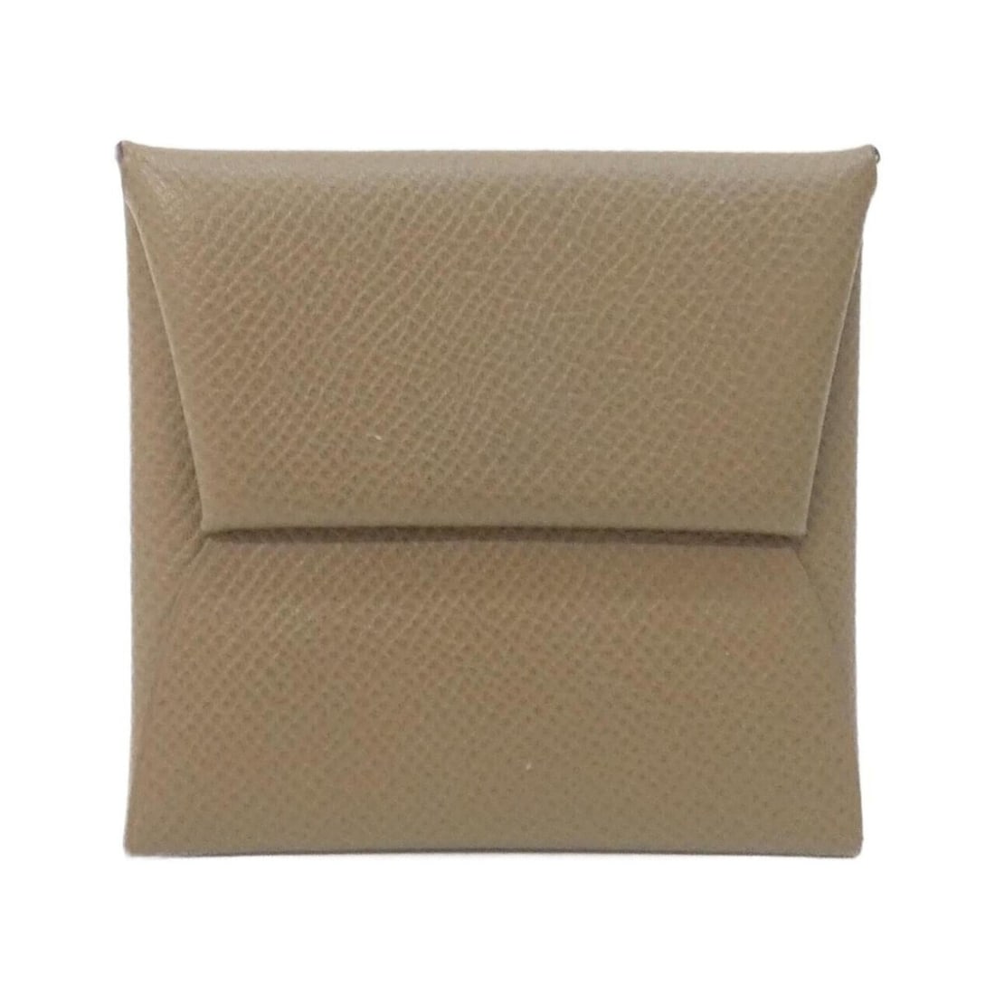 Hermes Bastia 041054CK Wallet/Coin Case: --- Catalog ---Category: SizeSize (HxWxD): 8cm x 9cm x 1cm / 3.14'' x 3.54'' x 0.39''Category: DesignType: Coin purse/coin caseColor: Etoupe grayGender: Women,MenMaterial: Epsom leather Category: Gene