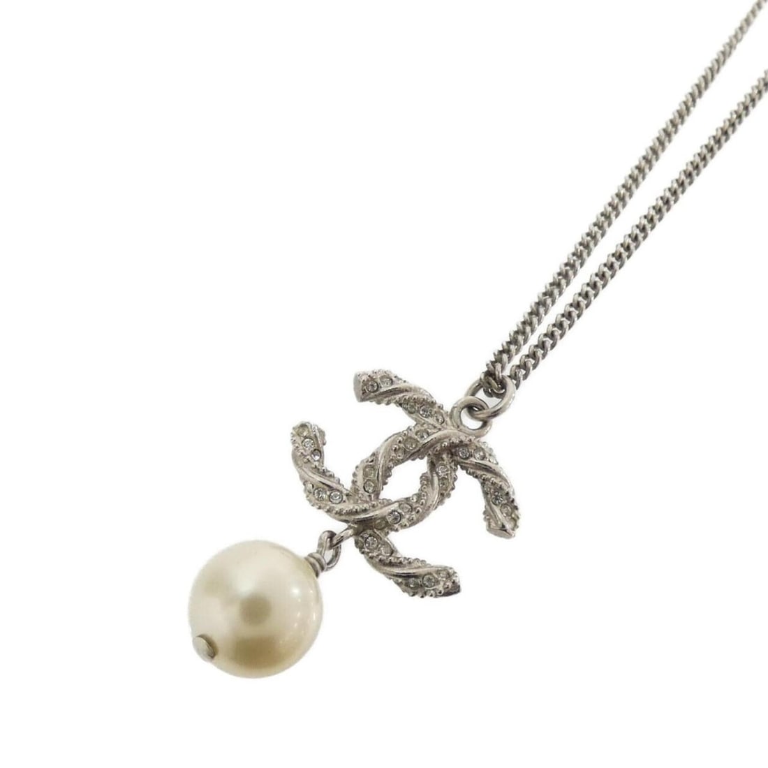 Chanel 63047 Necklace: --- Catalog ---Category: SizePendant Size: 30mm x 20mm / 1.18'' x 0.78''Neck Circumference: 42 cm - 60 cm / 16.53'' - 23.62''Category: DesignColor: WhiteGender: WomenMaterial: Artificial