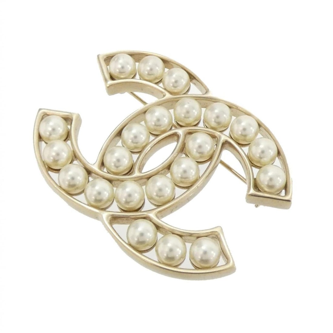 Chanel 64978 Brooch: --- Catalog ---Category: SizeSize (HxWxD): 4cm x 5.4cm / 1.57'' x 2.12''Category: DesignType: BroochColor: WhiteGender: WomenMaterial: Artificial pearlCategory: GeneralBrand: Chanel--- Item List