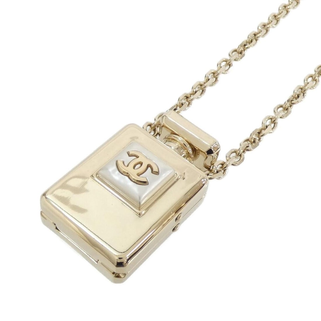 Chanel AB8585 Necklace: --- Catalog ---Category: SizePendant Size: 50mm x 30mm / 1.96'' x 1.18''Neck Circumference: 45 cm - 52 cm / 17.71'' - 20.47''Category: DesignColor: WhiteGender: Women,MenNecklace Type: