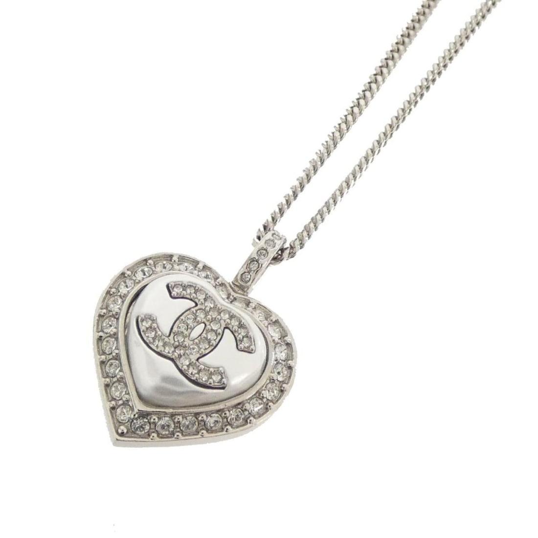Chanel ABB617 Necklace: --- Catalog ---Category: SizePendant Size: 20mm x 18mm / 0.78'' x 0.7''Neck Circumference: 60 cm / 23.62''Category: DesignColor: WhiteGender: WomenMaterial: Artificial pearlNecklace Type: