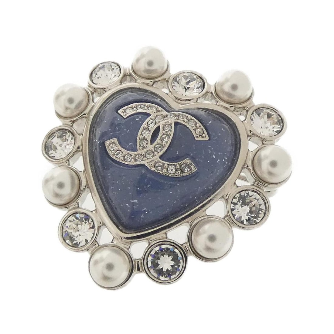 Chanel ABF513 Brooch: --- Catalog ---Category: SizeSize (HxWxD): 3.7cm x 3.5cm / 1.45'' x 1.37''Category: DesignType: BroochColor: Blue, WhiteGender: WomenMaterial: Artificial pearlCategory: GeneralBrand: Chanel--- Item