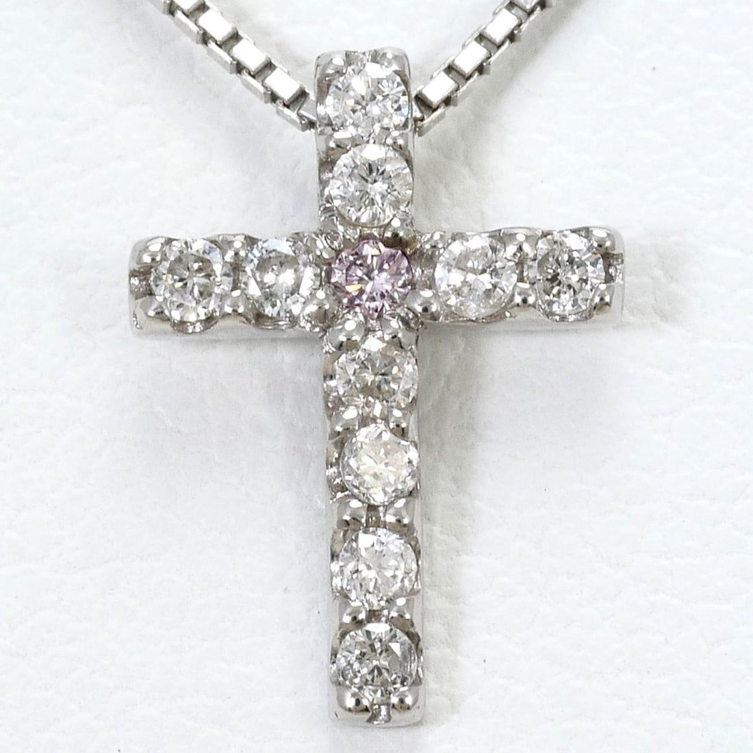 18K (18-karat white gold) necklace with pink diamonds and diamonds. Total weight 2.3g. 41cm.: --- Catalog ---Category: SizeWeight: 2.3g / 0.08oz.Pendant Size: 12mm x 9mm / 0.47'' x 0.35''Neck Circumference: 41 cm / 16.14''Category: DesignColor: Pink, White goldMetal: White GoldStone: DiamondGe