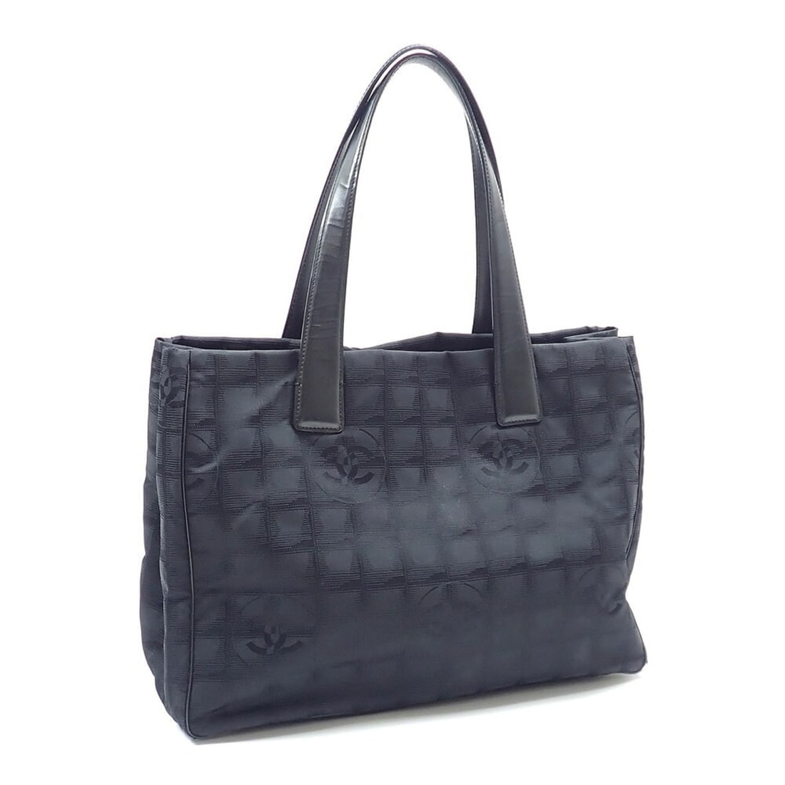Chanel Tote Bag, New Travel Line, Women's, Black Nylon, A15991: --- Catalog ---Category: SizeSize (HxWxD): 26.5cm x 34cm x 15cm / 10.43'' x 13.38'' x 5.9''Category: DesignType: Tote bagColor: BlackGender: WomenMaterial: Nylon Category: GeneralLine: New Travel Line