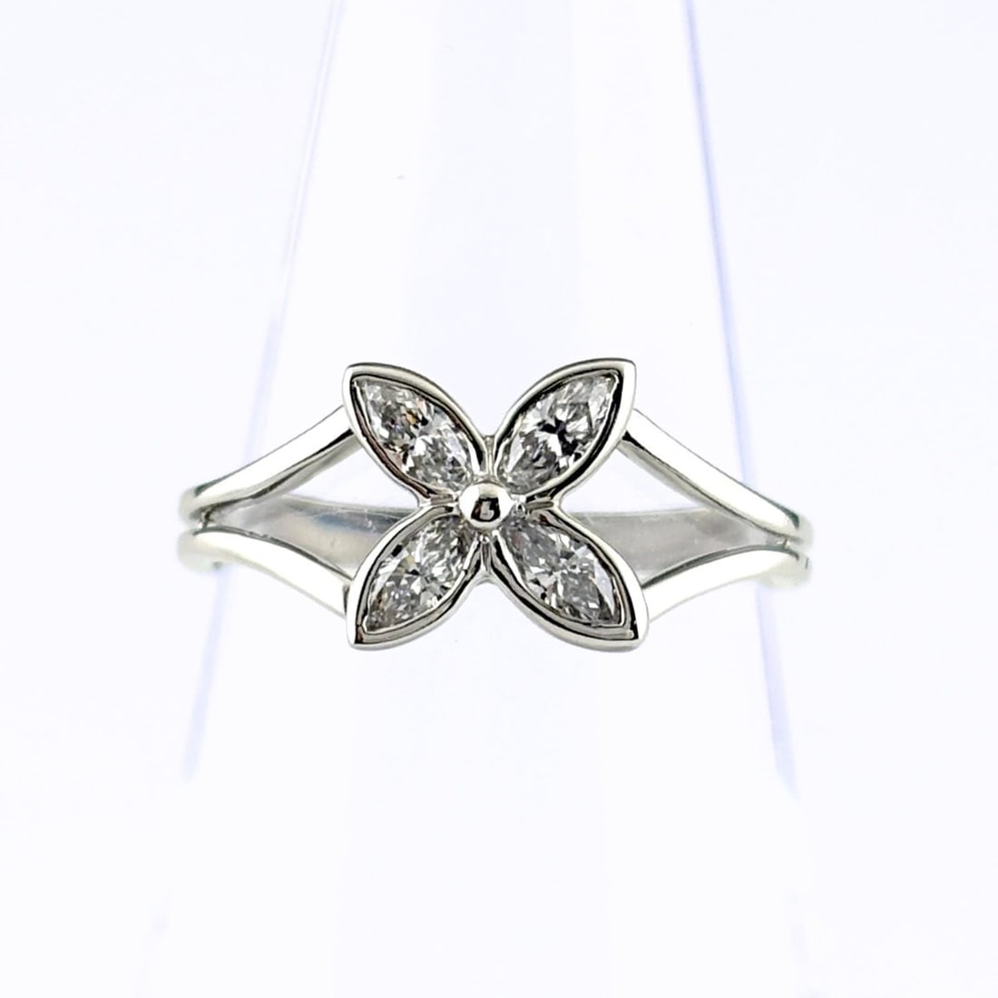 Tiffany & Co. Victoria Ring, Platinum Ring with Small Diamonds, 1997 Model, Pt950, Diamond, Women's: --- Catalog ---Category: SizeJP Size: 9US Size: 5Category: DesignType: Band ringColor: SilverGender: WomenMaterial: Platinum 950Category: GeneralBrand: Tiffany--- Item List ---Section: ConditionRankin