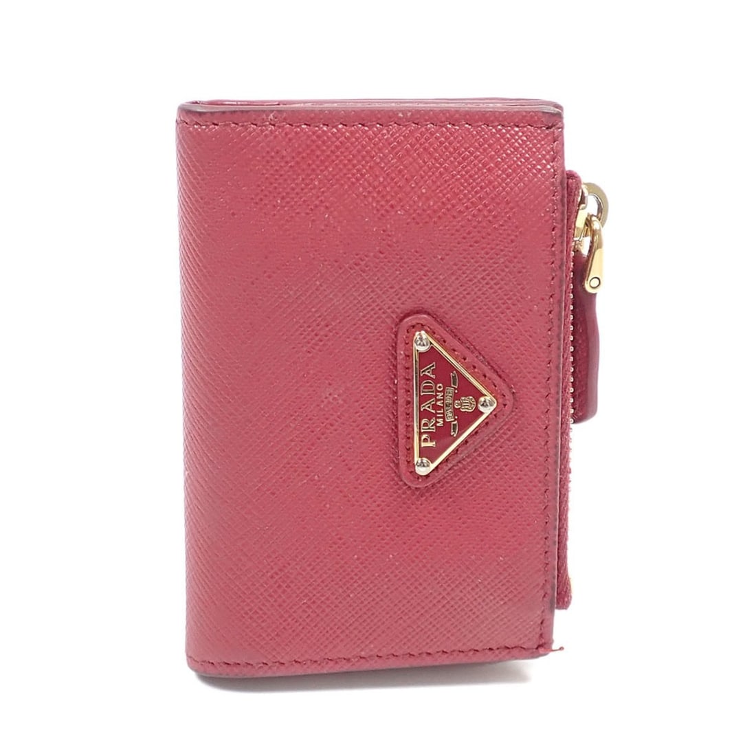 Prada Triangle Card Case for Women, Red, Saffiano Leather, 1MC085: --- Catalog ---Category: DesignType: Card caseColor: Red colorGender: WomenMaterial: Leather Leather/Fur Type: Saffiano leatherCategory: GeneralBrand: PradaCategory: Physical PropertiesSize (HxWxD): 6