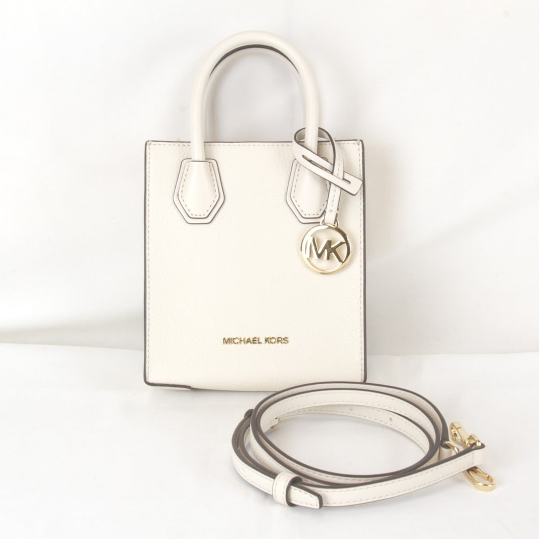 Michael Kors Shopper Tote Crossbody Bag Extra Small Shoulder Leather White Women's: --- Catalog ---Category: SizeSize (HxWxD): 17cm x 15cm x 6cm / 6.69'' x 5.9'' x 2.36''Handle Length: 31cm / 12.2''Category: DesignType: Shoulder bagColor: WhiteGender: WomenMaterial: Leather Inner Poc
