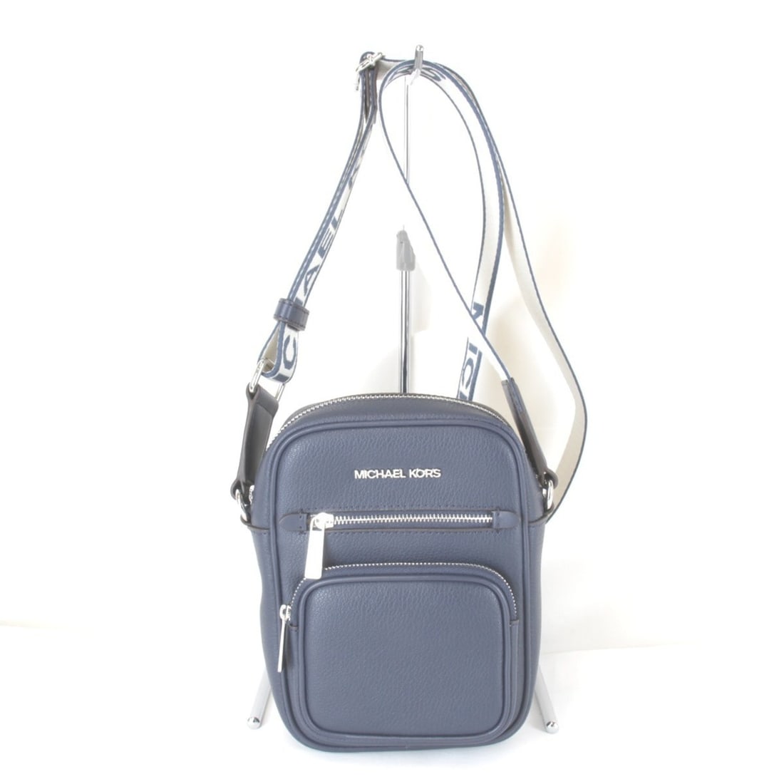Michael Kors JET SET Crossbody Bag, Medium Shoulder Leather, Navy, Women's: --- Catalog ---Category: SizeSize (HxWxD): 18cm x 15cm x 7.5cm / 7.08'' x 5.9'' x 2.95''Strap Length: 126cm / 49.6''Category: DesignType: Shoulder bagColor: NavyGender: WomenClosure: ZipperMaterial: L