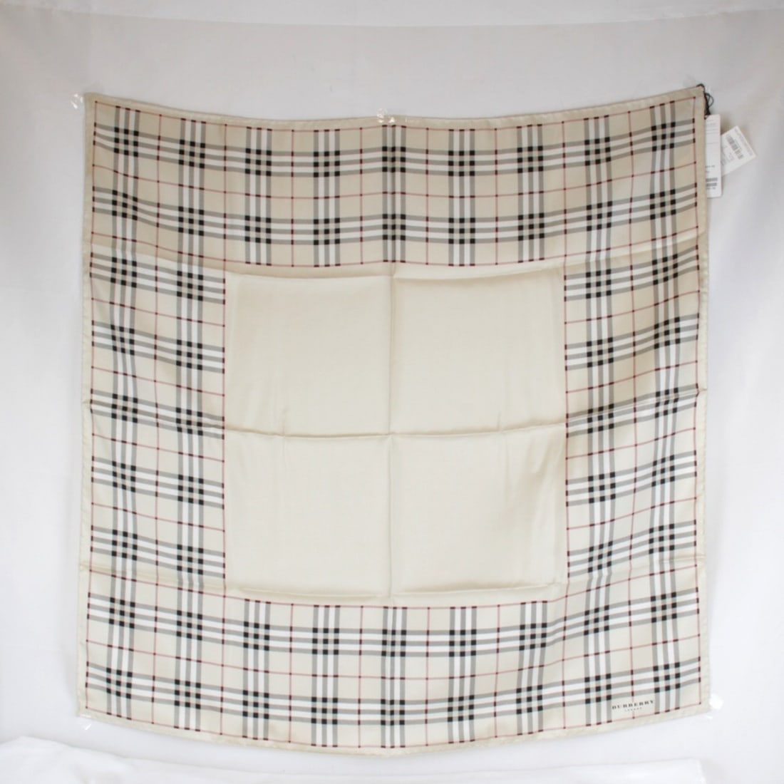BURBERRY scarf/muffler, silk, beige, women's.: --- Catalog ---Category: SizeWeight: 70g / 2.46oz.Size (LxW): 90cm / 35.43''Category: DesignType: ScarfColor: BeigeGender: WomenMaterial: Silk Category: GeneralBrand: Burberry--- Item List ---Section: