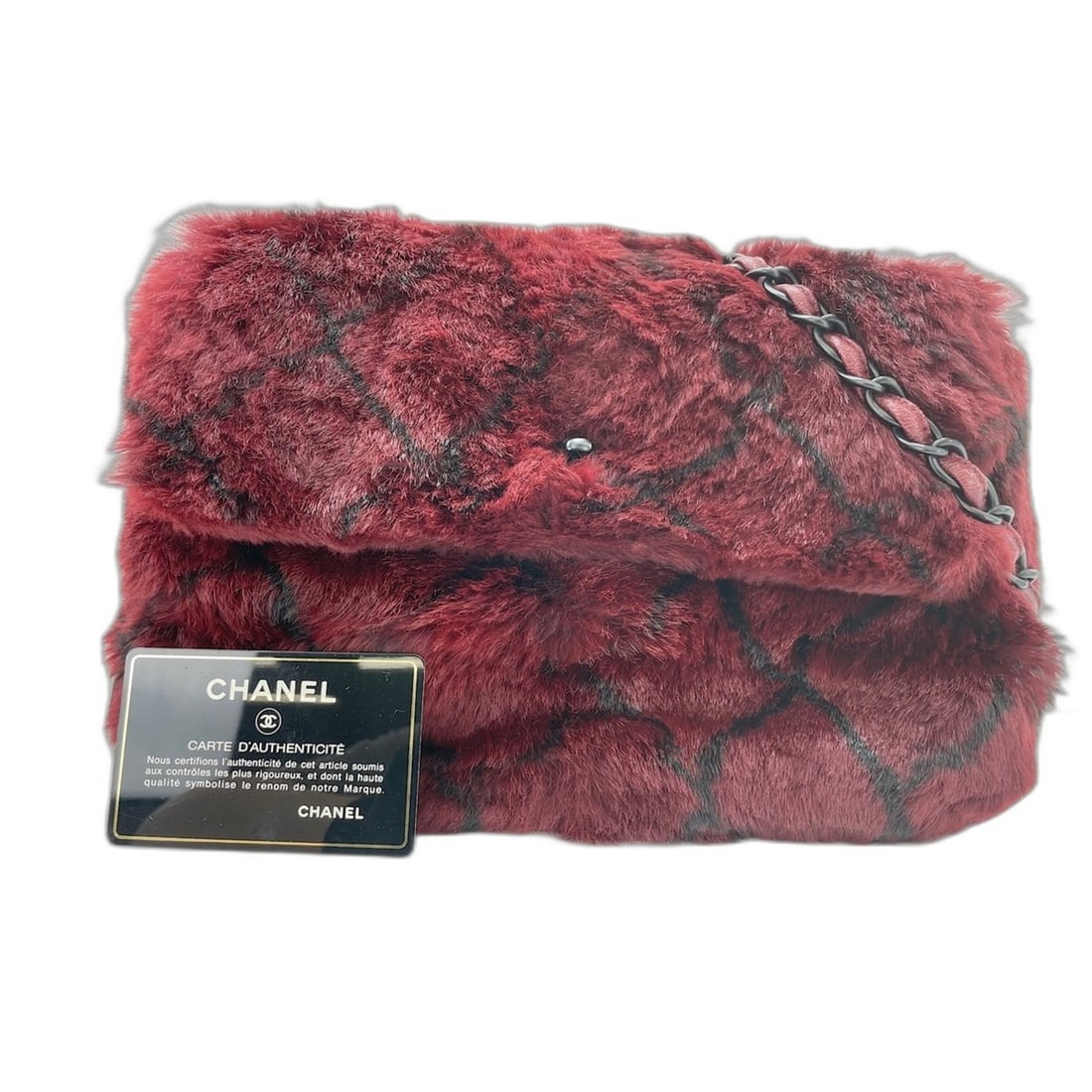 Chanel shoulder bag with fur, red.: --- Catalog ---Category: SizeSize (HxWxD): 19cm x 27cm x 10cm / 7.48'' x 10.62'' x 3.93''Category: DesignType: Shoulder bagColor: Red colorGender: WomenMaterial: Fur Category: GeneralBrand: Chanel--- 