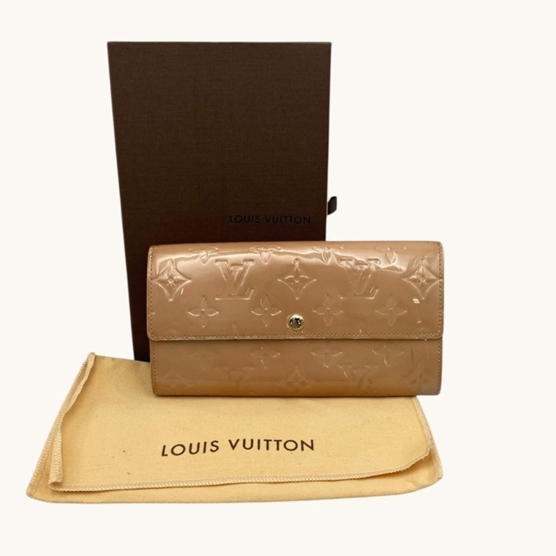 LOUIS VUITTON Vernis Portefeuille Sarah M91522 Long Wallet: --- Catalog ---Category: SizeSize (HxWxD): 10.3cm x 19cm x 2.5cm / 4.05'' x 7.48'' x 0.98''Category: DesignType: Long wallet (bi-fold)Color: BeigeGender: WomenMaterial: Patent leather Category: Genera