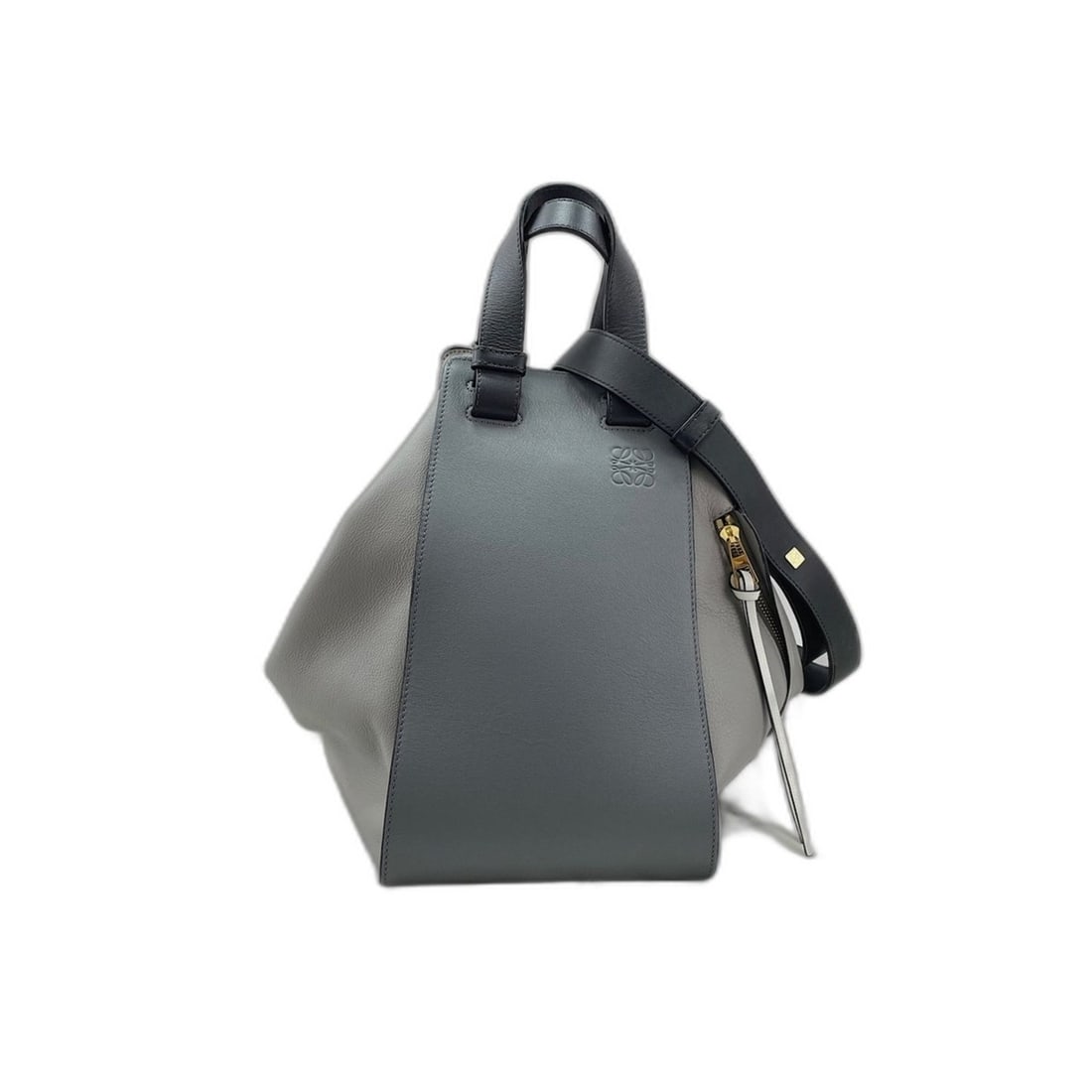 Loewe Hammock Shoulder Bag, Leather, Gray: --- Catalog ---Category: SizeSize (HxWxD): 30cm x 42cm x 17cm / 11.81'' x 16.53'' x 6.69''Category: DesignType: Shoulder bagColor: GrayGender: WomenMaterial: Leather Category: GeneralBrand: Loewe---