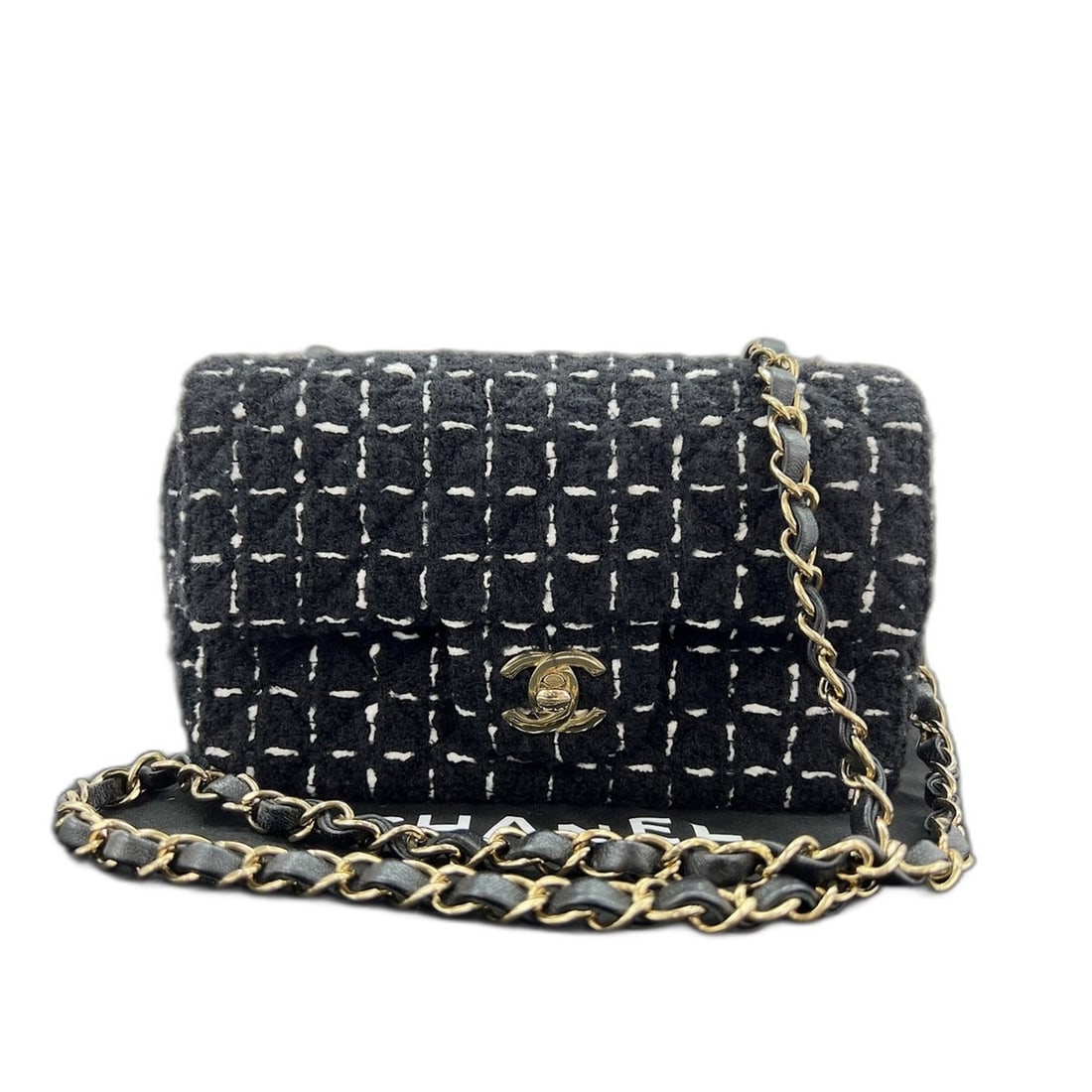 Chanel Mini Matelassé Shoulder Bag, Tweed, Black: --- Catalog ---Category: SizeSize (HxWxD): 13cm x 20cm x 6cm / 5.11'' x 7.87'' x 2.36''Strap Length: 50cm / 19.68''Category: DesignType: Shoulder bagColor: BlackGender: WomenMaterial: Tweed Category: 