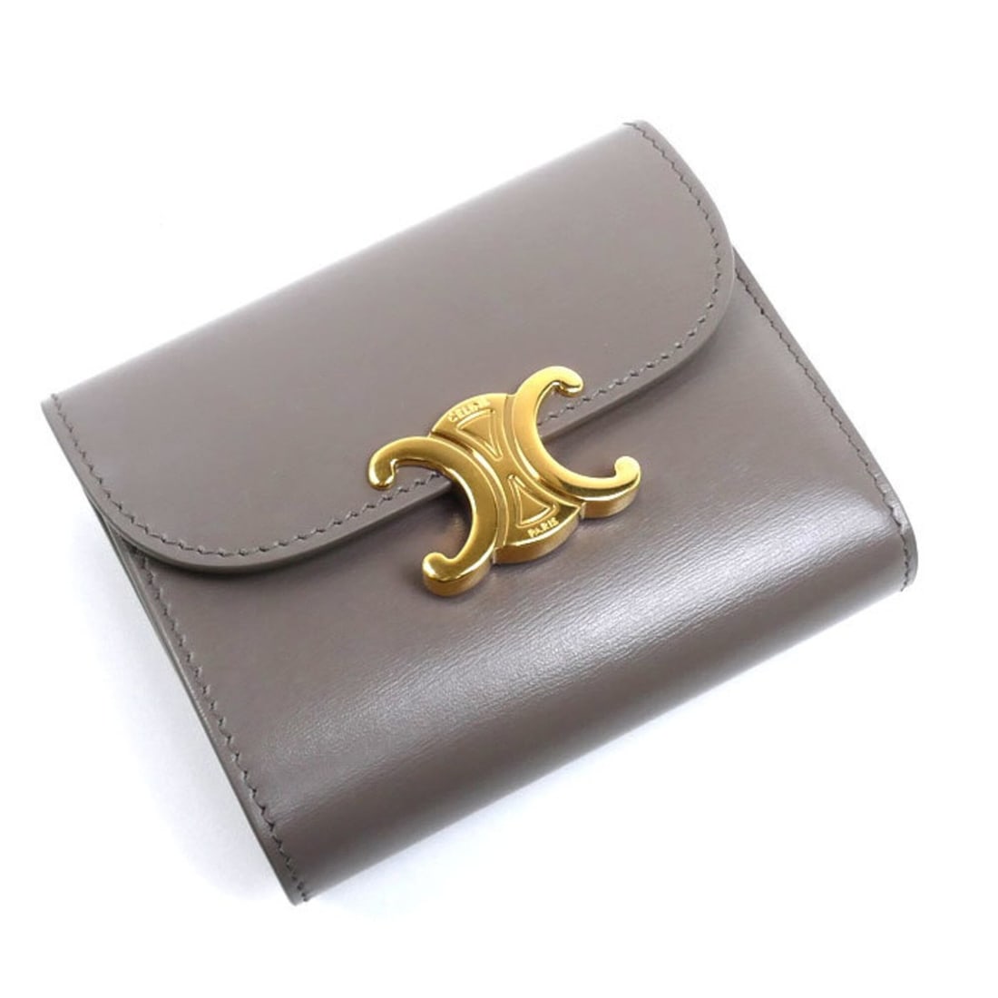 CELINE Triomphe Small Full Flap Wallet, Tri-fold Pebble, 10D783DPV.10BL, Women's: --- Catalog ---Category: SizeSize (HxWxD): 8.5cm x 10.5cm x 4cm / 3.34'' x 4.13'' x 1.57''Category: DesignType: Wallet (tri-fold)Gender: WomenMaterial: Leather Leather/Fur Type: CalfskinCategory: Gene