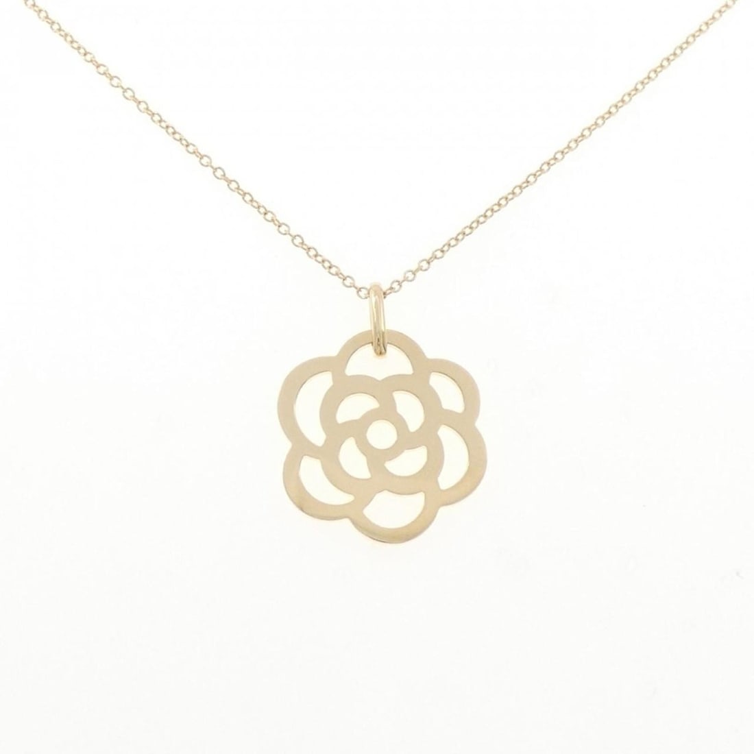 Chanel Camellia Necklace: --- Catalog ---Category: SizePendant Size: 25.6mm x 21mm / 1'' x 0.82''Neck Circumference: 41 cm - 43 cm / 16.14'' - 16.92''Category: DesignGender: WomenMaterial: Yellow gold (18K)Pendant Type: