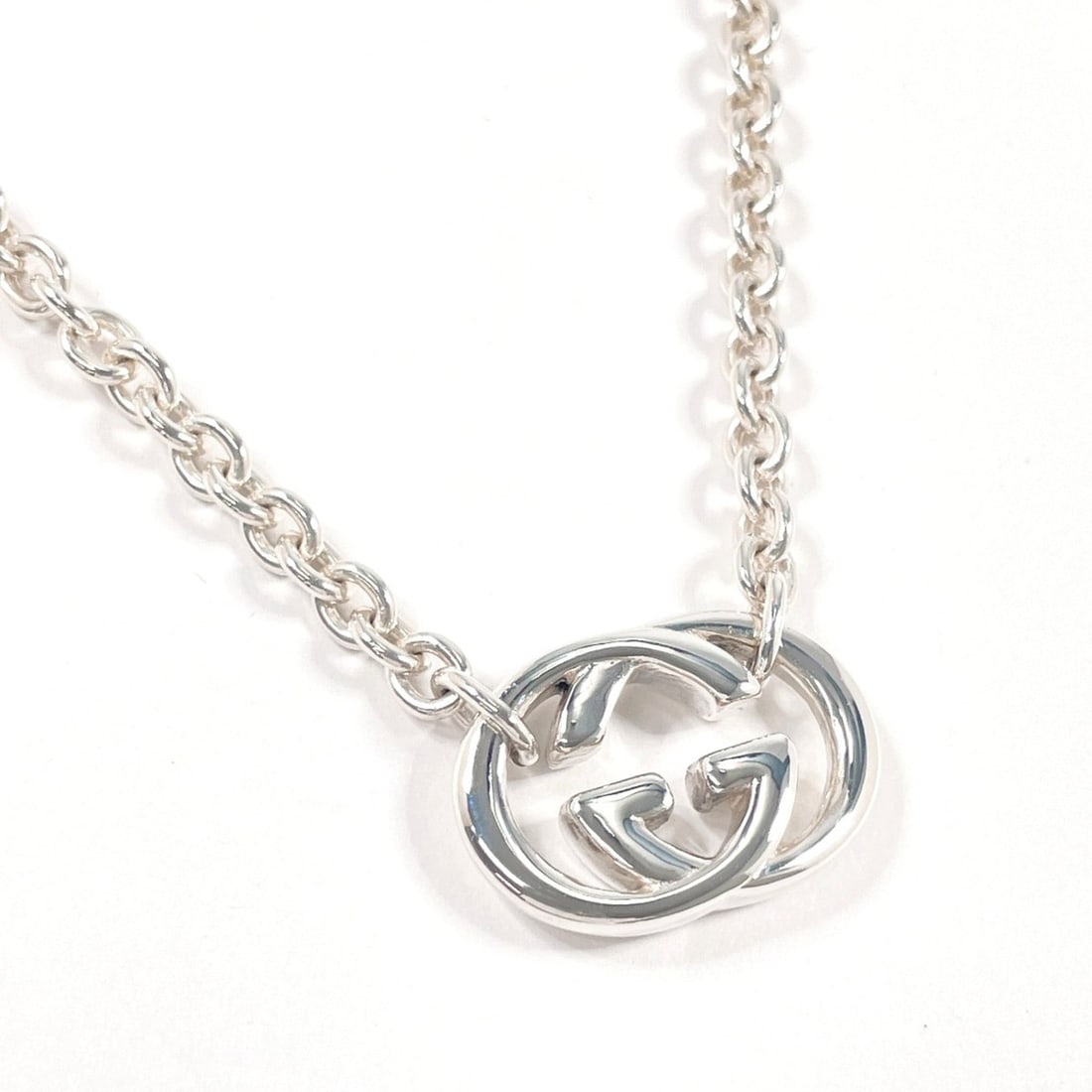 GUCCI Interlocking G Necklace, Sterling Silver 925, Unisex: --- Catalog ---Category: SizePendant Size: 16.5mm x 24mm / 0.64'' x 0.94''Neck Circumference: 44 cm / 17.32''Category: DesignColor: SilverGender: Men,WomenMaterial: Silver 925Necklace Type: