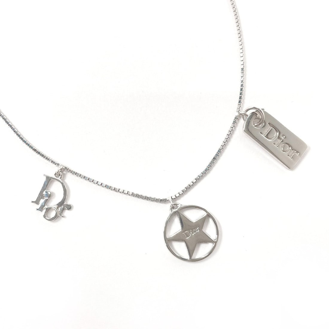 Christian Dior necklace, metal, silver, for women.: --- Catalog ---Category: SizeNeck Circumference: 43 cm / 16.92''Category: DesignColor: SilverGender: WomenMaterial: MetalNecklace Type: NecklaceCategory: GeneralBrand: Christian Dior--- Item List ---S