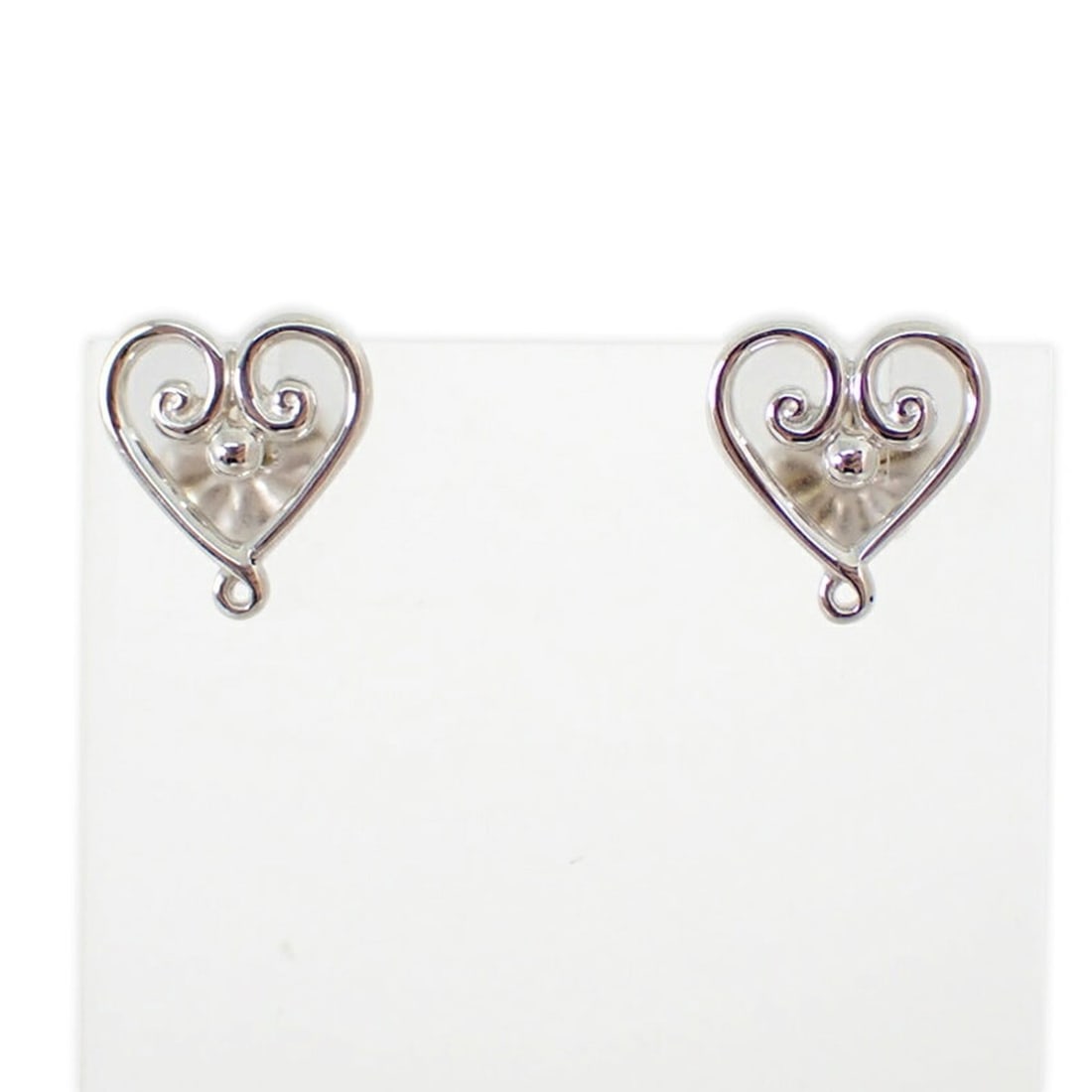 TIFFANY & Co. 925 Venetian Goldoni Heart Earrings: --- Catalog ---Category: SizeSize (HxWxD): 10.90mm x 10.00mm / 0.43'' x 0.39''Category: DesignType: Stud earringsGender: WomenMaterial: Sterling silver 925Category: GeneralBrand: Tiffany--- Item List 