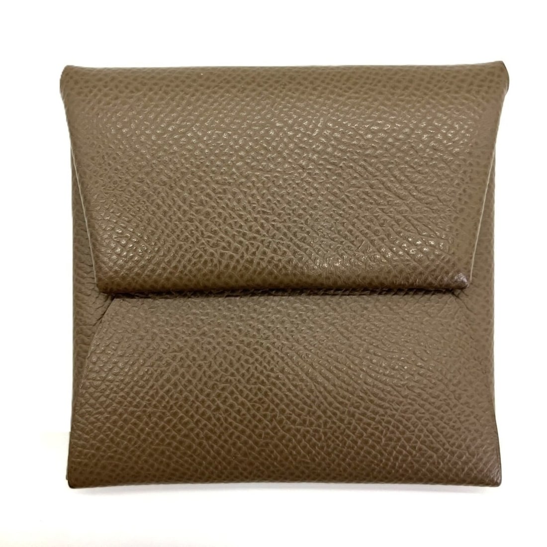 Hermes Bastia Coin Case, Etoupe, Purse, Wallet, Veau Epsom Leather, U Stamp, HERMES: --- Catalog ---Category: SizeSize (HxWxD): 8cm x 8.5cm x 1cm / 3.14'' x 3.34'' x 0.39''Category: DesignType: Coin purse/coin caseColor: Etoupe gray, GrayGender: WomenMaterial: Epsom leather Category: 