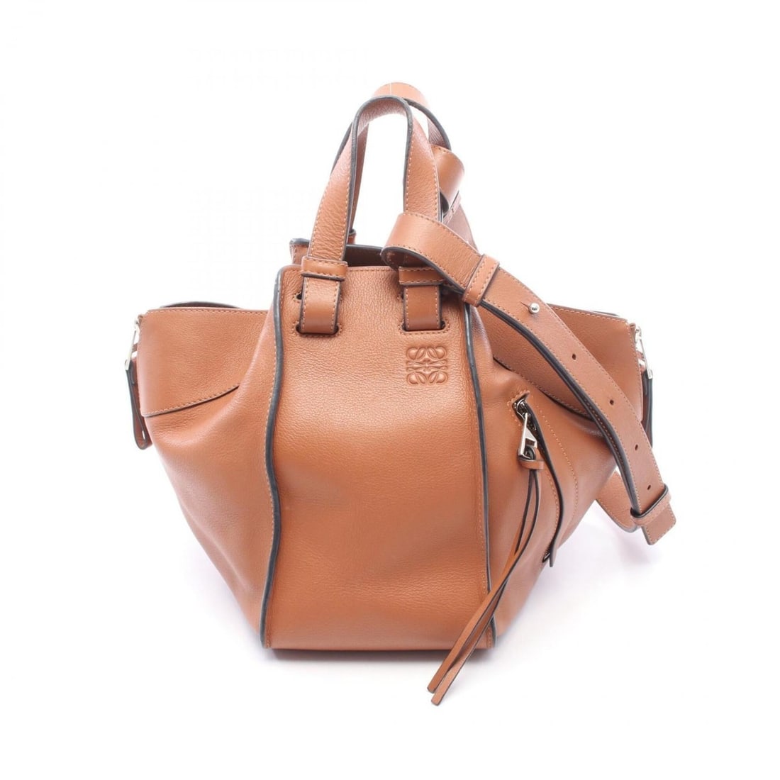 Loewe Hammock Small Leather Handbag for Women, Brown Tone: --- Catalog ---Category: SizeSize (HxWxD): 25cm x 14cm x 25cm / 9.84'' x 5.51'' x 9.84''Category: DesignType: HandbagColor: BrownGender: WomenMaterial: Leather Category: GeneralBrand: Loewe--- Item Li
