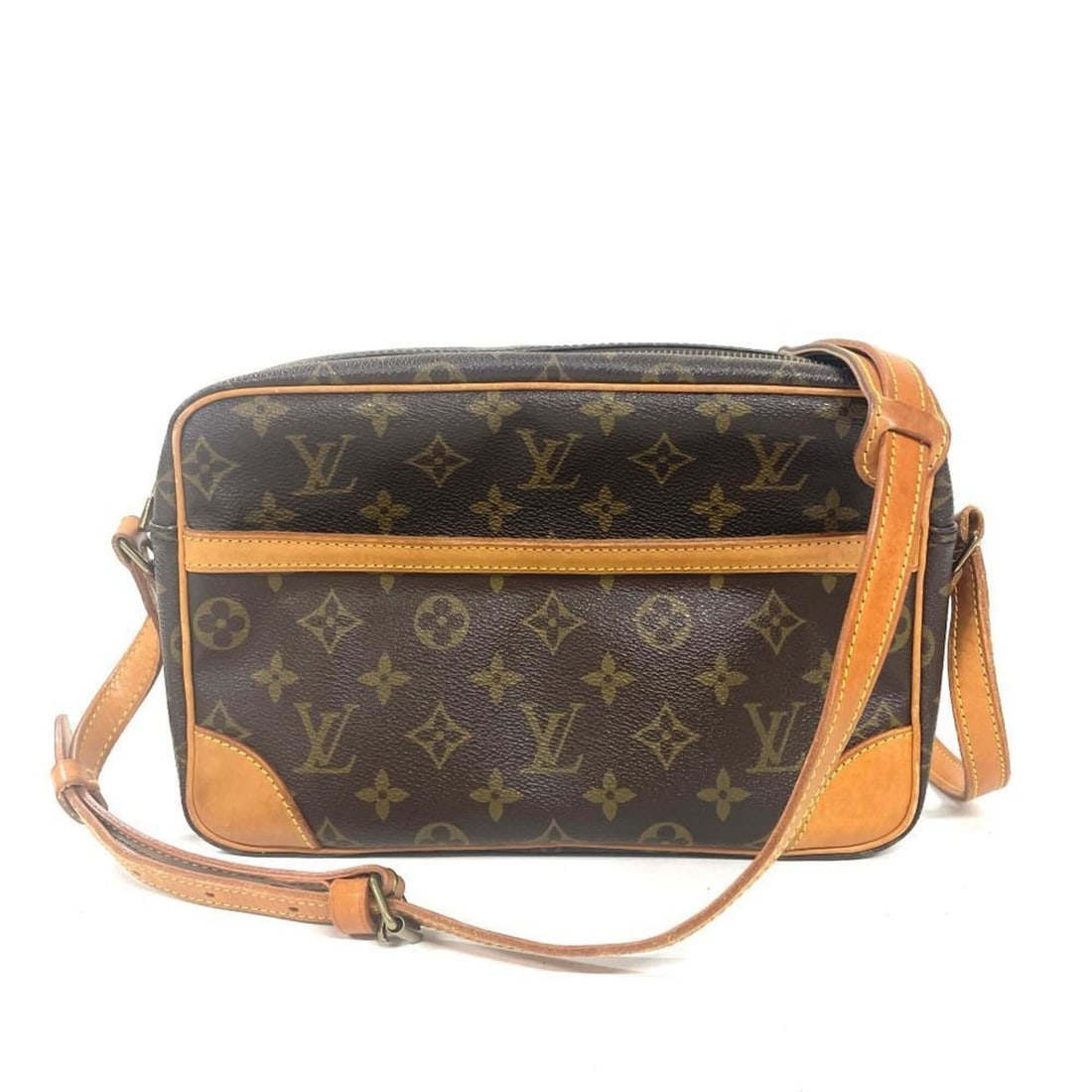 Louis Vuitton Trocadero 27 Shoulder Bag, Monogram Canvas, M51274, Brown, Gold Hardware: --- Catalog ---Category: SizeSize (HxWxD): 17cm x 27cm x 7cm / 6.69'' x 10.62'' x 2.75''Strap Length: 128cm / 50.39''Category: DesignType: Shoulder bagColor: Brown, MonogramGender: WomenMaterial: Mono