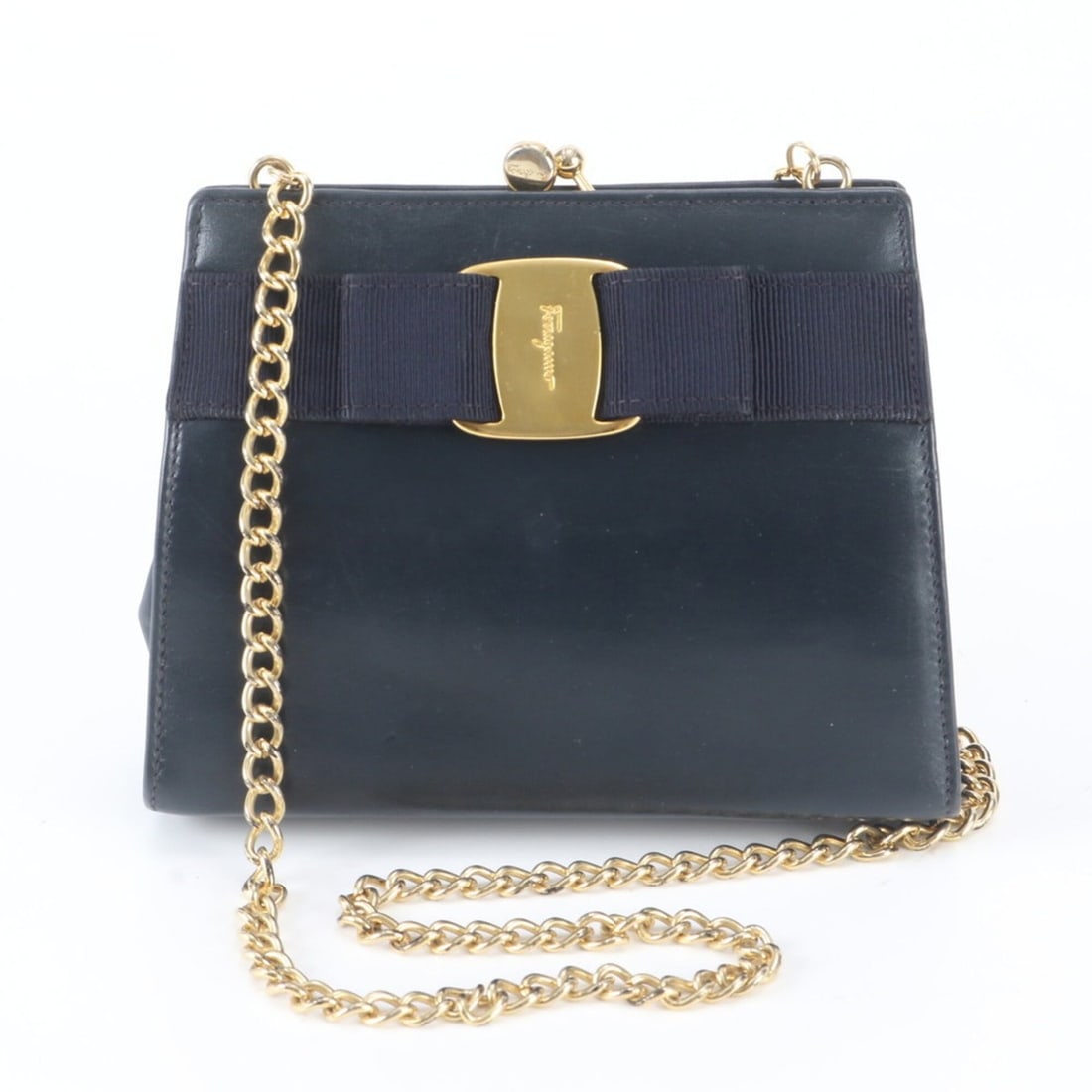 Salvatore Ferragamo Vara Ribbon Leather Chain Shoulder Bag Crossbody for Women: --- Catalog ---Category: SizeSize (HxWxD): 12cm x 16cm x 5cm / 4.72'' x 6.29'' x 1.96''Strap Length: 118cm / 46.45''Category: DesignType: Shoulder bagColor: NavyGender: WomenMaterial: Leather Category