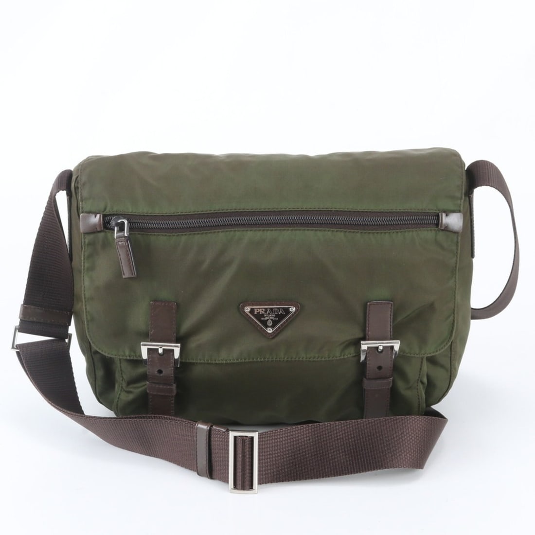 Prada Tessuto nylon shoulder bag with white tag and leather trim, messenger style, for men.: --- Catalog ---Category: SizeSize (HxWxD): 25cm x 28cm x 14cm / 9.84'' x 11.02'' x 5.51''Strap Length: 112cm / 44.09''Category: DesignType: Shoulder bagColor: Brown, Green, KhakiGender: MenMaterial: N