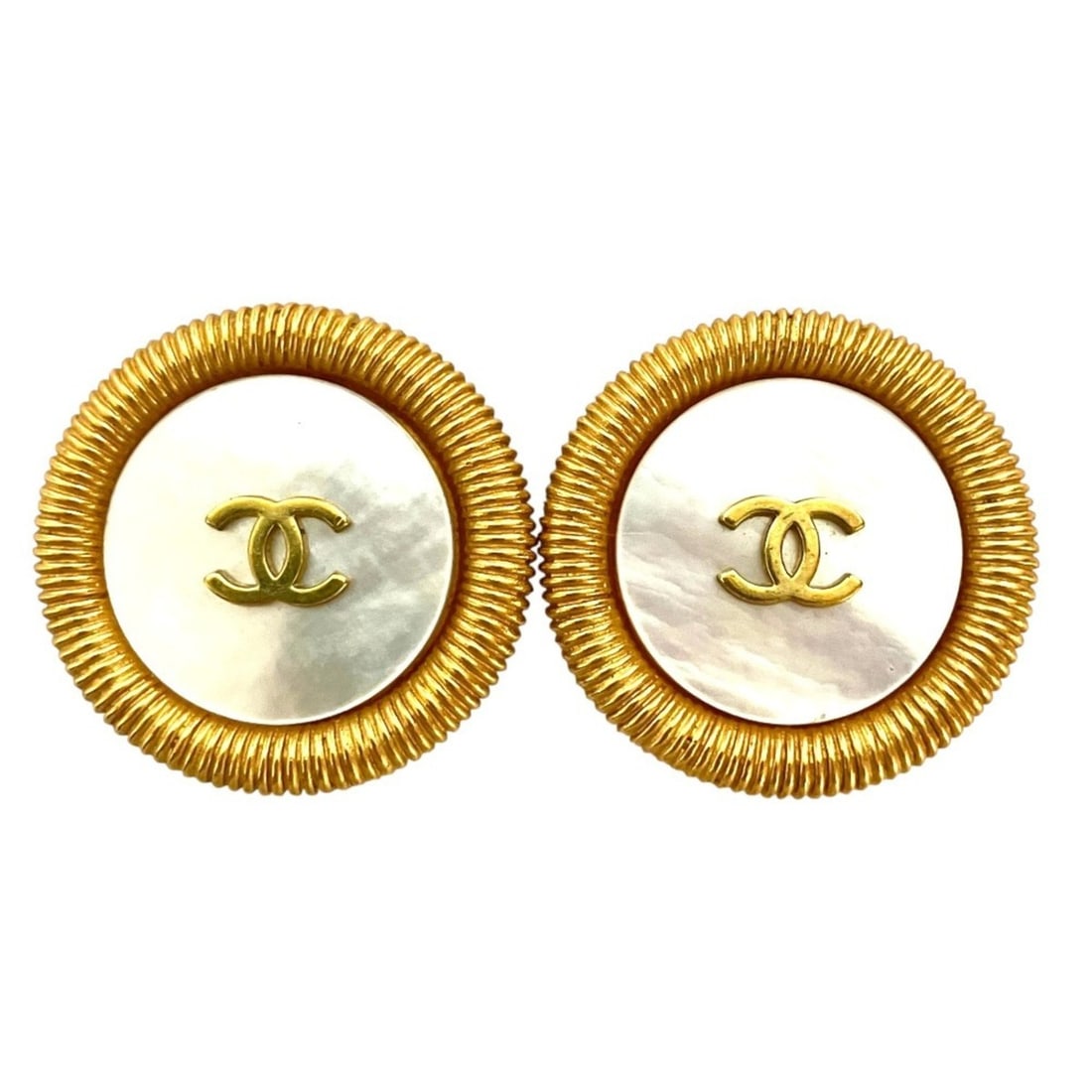 95P CHANEL Vintage Coco Mark Shell Circle Large Clip Earrings, Gold Color, Women's: --- Catalog ---Category: SizeSize (HxWxD): 3.00mm x 3.20mm / 0.12'' x 0.13''Category: DesignType: Clip earringsColor: GoldGender: WomenMaterial: ShellCategory: GeneralBrand: Chanel--- Item List ---Sec