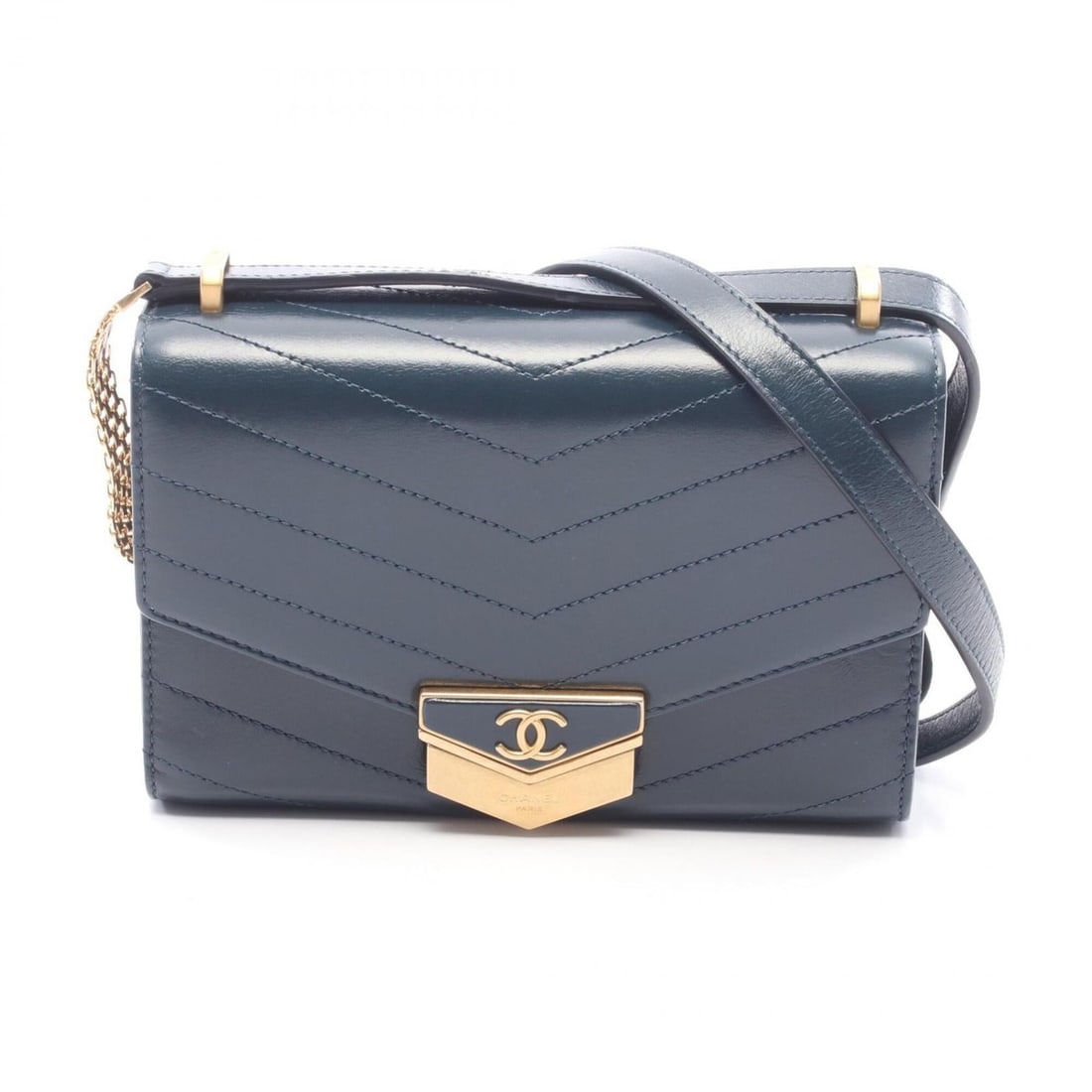 Chanel Chevron V-stitch Shoulder Bag/Handbag, Leather, Women's, Green: --- Catalog ---Category: SizeSize (HxWxD): 13cm x 19cm x 7cm / 5.11'' x 7.48'' x 2.75''Category: DesignType: Handbag, Shoulder bagColor: GreenGender: WomenMaterial: Leather Category: GeneralBrand: Cha