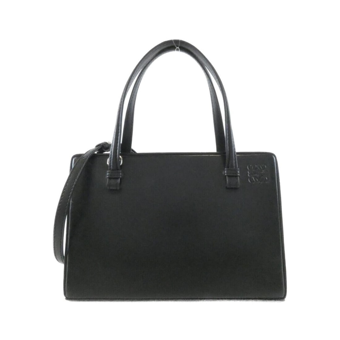 Loewe Postal 309 56 W84 Handbag: --- Catalog ---Category: SizeSize (HxWxD): 15cm x 23cm x 10cm / 5.9'' x 9.05'' x 3.93''Category: DesignType: HandbagColor: BlackGender: WomenMaterial: Leather Hardware Color: SilverLeather/Fur Type: C