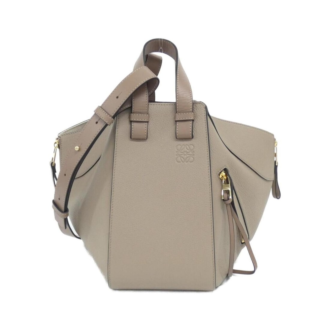 Loewe Hammock Compact A538H13X03 Shoulder Bag: --- Catalog ---Category: SizeSize (HxWxD): 20cm x 14cm x 21cm / 7.87'' x 5.51'' x 8.26''Category: DesignType: Shoulder bagColor: SandGender: Men,WomenMaterial: Leather Hardware Color: GoldLeather/Fur 