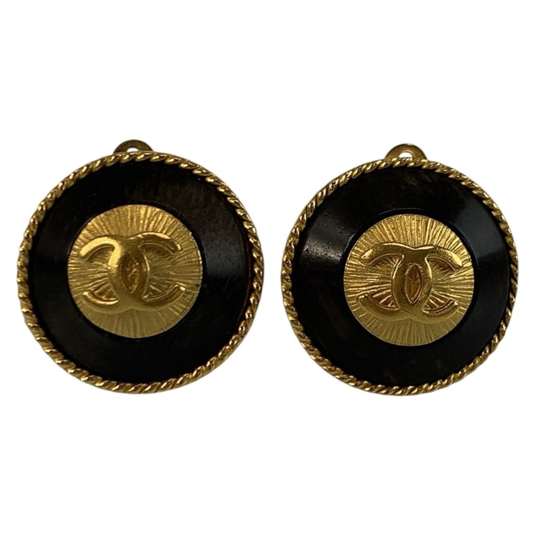 CHANEL Coco Mark Black Gold Wood Plated Earrings for Women: --- Catalog ---Category: SizeSize (HxWxD): 25.00mm x 25.00mm / 0.98'' x 0.98''Category: DesignType: Clip earringsColor: BlackGender: WomenMaterial: Gold plating, WoodCategory: GeneralBrand: ChanelCoun