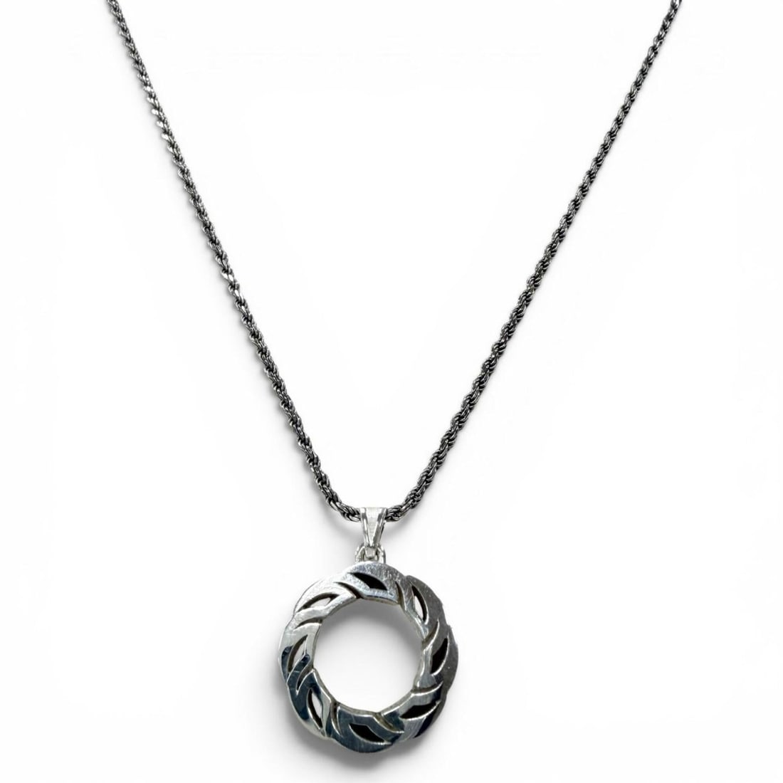 BOTTEGA VENETA 708319 Tide AG925 Chain Necklace, Silver, Made in Italy, Weight 19.56g, Men's, Comes: --- Catalog ---Category: SizePendant Size: 20mm / 0.78''Neck Circumference: 51.5 cm - 54.5 cm / 20.27'' - 21.45''Category: DesignColor: SilverGender: MenMaterial: Silver 925Necklace Type: NecklaceCate