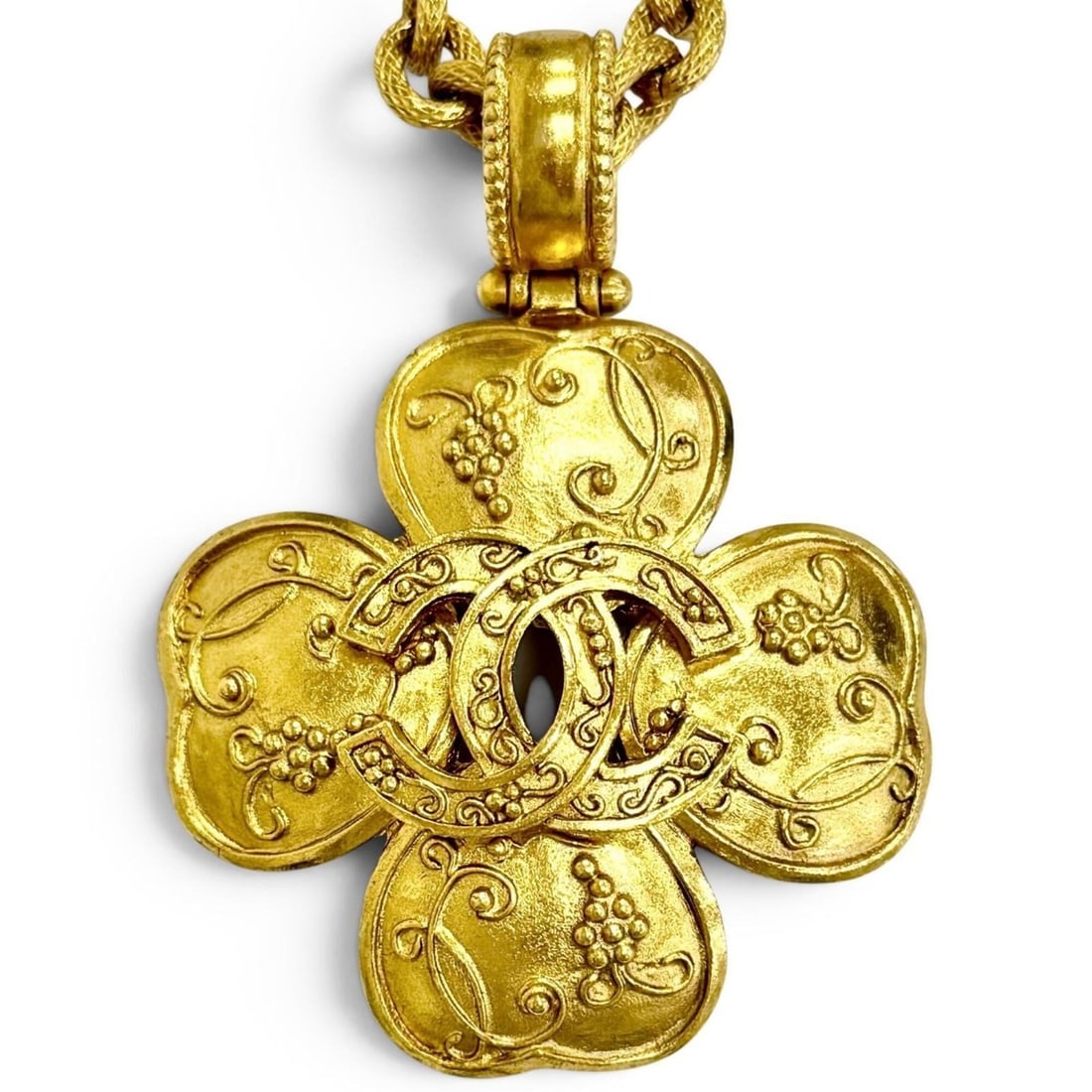 CHANEL Vintage 96A Coco Mark Heart Motif Four-Leaf Clover Chain Necklace Pendant Accessory Gold Made: --- Catalog ---Category: SizePendant Size: 65mm x 50mm / 2.55'' x 1.96''Neck Circumference: 58 cm / 22.83''Category: DesignColor: GoldGender: WomenPendant Type: PendantNecklace Type: NecklaceCategory: