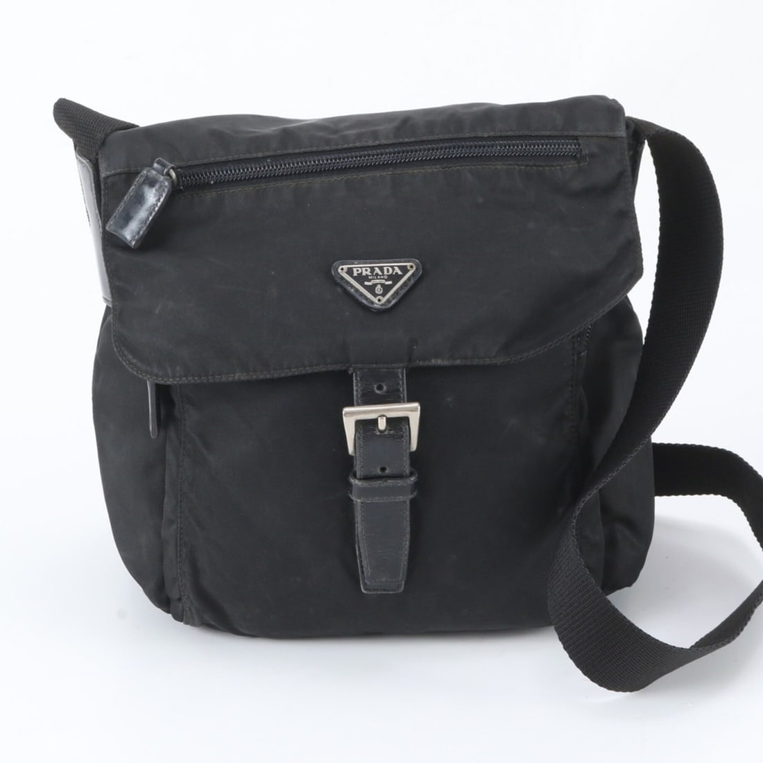 Prada Tessuto Nylon Triangle Logo Leather Shoulder Bag Messenger Black RNM EJ36-8: --- Catalog ---Category: SizeSize (HxWxD): 25cm x 22cm x 12cm / 9.84'' x 8.66'' x 4.72''Category: DesignType: Messenger bag, Shoulder bagColor: BlackGender: Women,MenMaterial: Nylon , Leather Category
