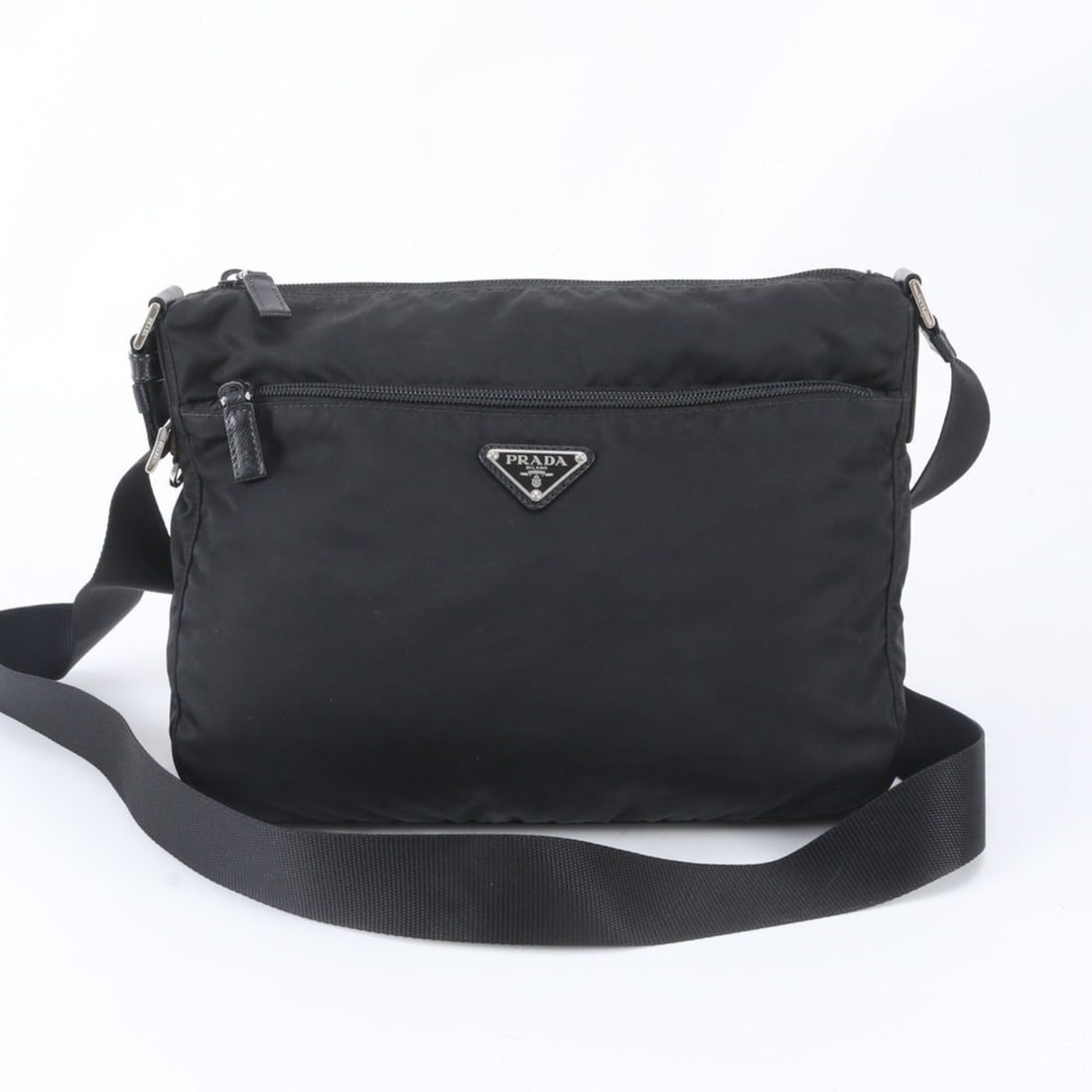 Prada Tessuto Nylon Triangle Logo Leather Shoulder Bag Messenger for Men: --- Catalog ---Category: SizeSize (HxWxD): 20cm x 30cm x 8cm / 7.87'' x 11.81'' x 3.14''Category: DesignType: Messenger bag, Shoulder bagColor: BlackGender: MenMaterial: Nylon , Leather Category: Gene
