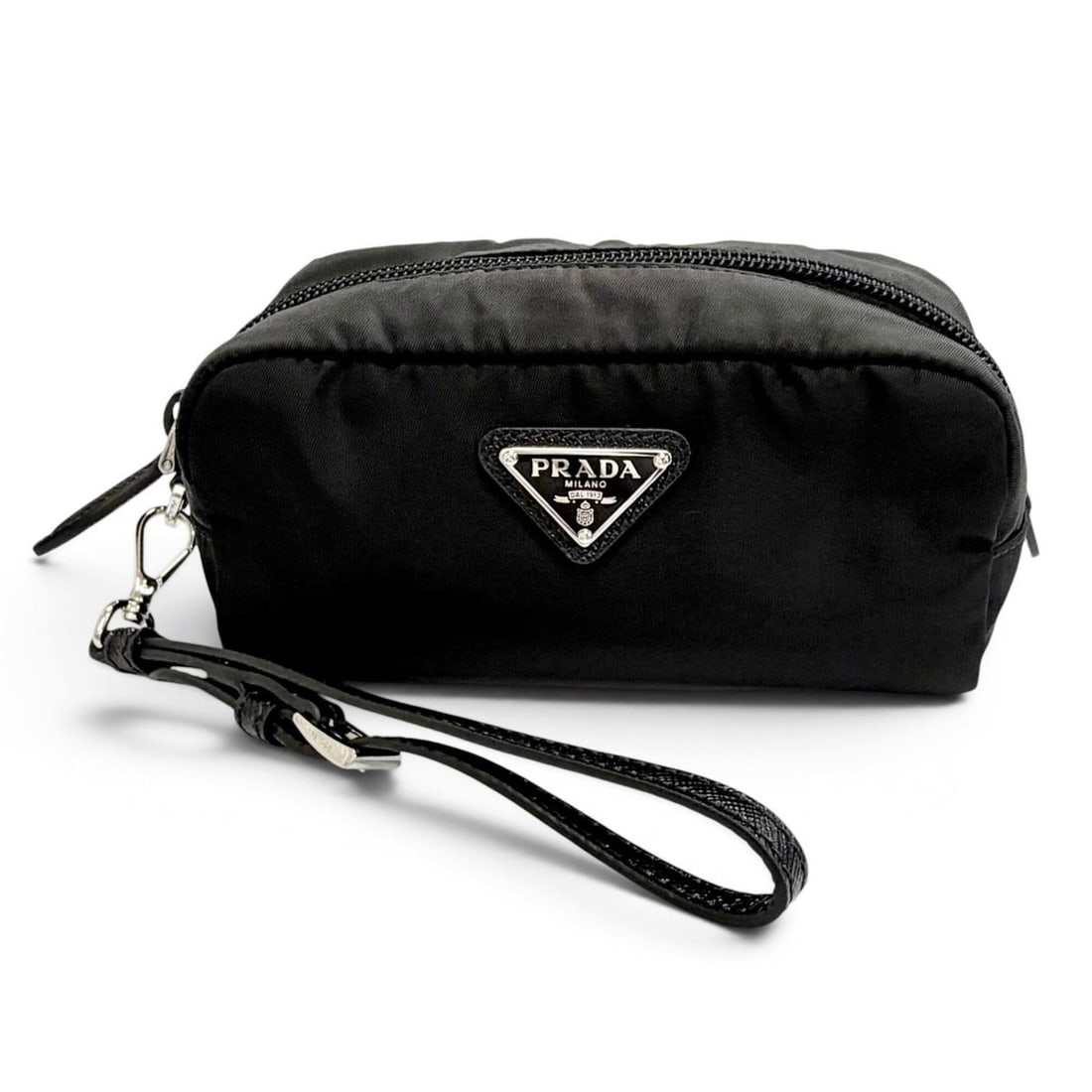 PRADA 1NS175 Vera Re-Nylon Mini Pouch Small Current Model Triangle Logo Plate Cosmetic Black Made in: --- Catalog ---Category: SizeSize (HxWxD): 7cm x 15cm x 6cm / 2.75'' x 5.9'' x 2.36''Category: DesignType: PouchColor: BlackGender: WomenMaterial: Nylon Category: GeneralMPN: 1NS175Brand: PradaCountry