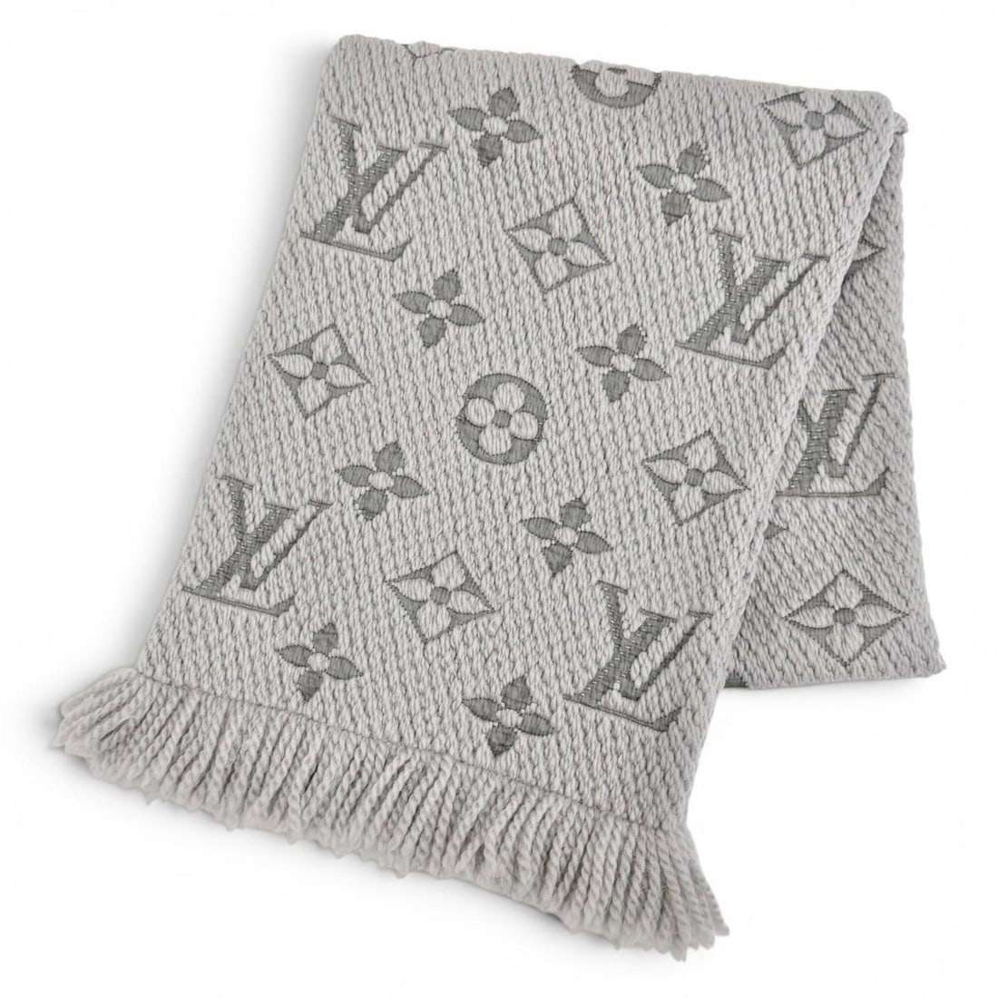 LOUIS VUITTON M74742 Echarpe Logomania Wool Silk Gris Perle Monogram Fringe Stole Scarf, Made in: --- Catalog ---Category: SizeSize (LxW): 1.46m x 29cm / 57.48'' x 11.41''Category: DesignType: StoleGender: WomenMaterial: Wool , Silk Category: GeneralMPN: M74742Brand: Louis VuittonCountry of Origin