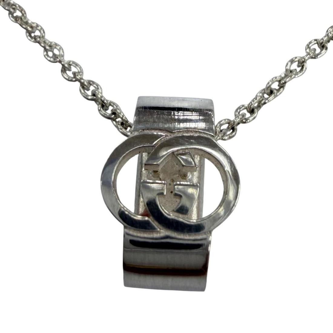 GUCCI 818927 Interlocking G Pendant Necklace, AG925, Current Model, Silver, Made in Italy, Weight: --- Catalog ---Category: SizePendant Size: 14mm x 10mm / 0.55'' x 0.39''Neck Circumference: 55 cm - 60 cm / 21.65'' - 23.62''Category: DesignColor: SilverGender: WomenMaterial: Silver 925Necklace Type
