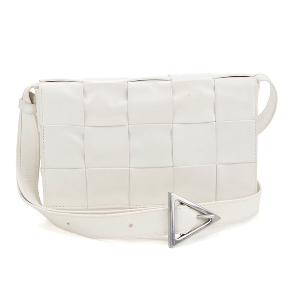 BOTTEGA VENETA Bottega Veneta Shoulder Bag Cassette Women's White: --- Catalog ---Category: SizeSize (HxWxD): 13cm x 22cm x 5cm / 5.11'' x 8.66'' x 1.96''Category: DesignType: Shoulder bagColor: WhiteGender: WomenMaterial: Leather Hardware Color: SilverLeather/Fur Ty