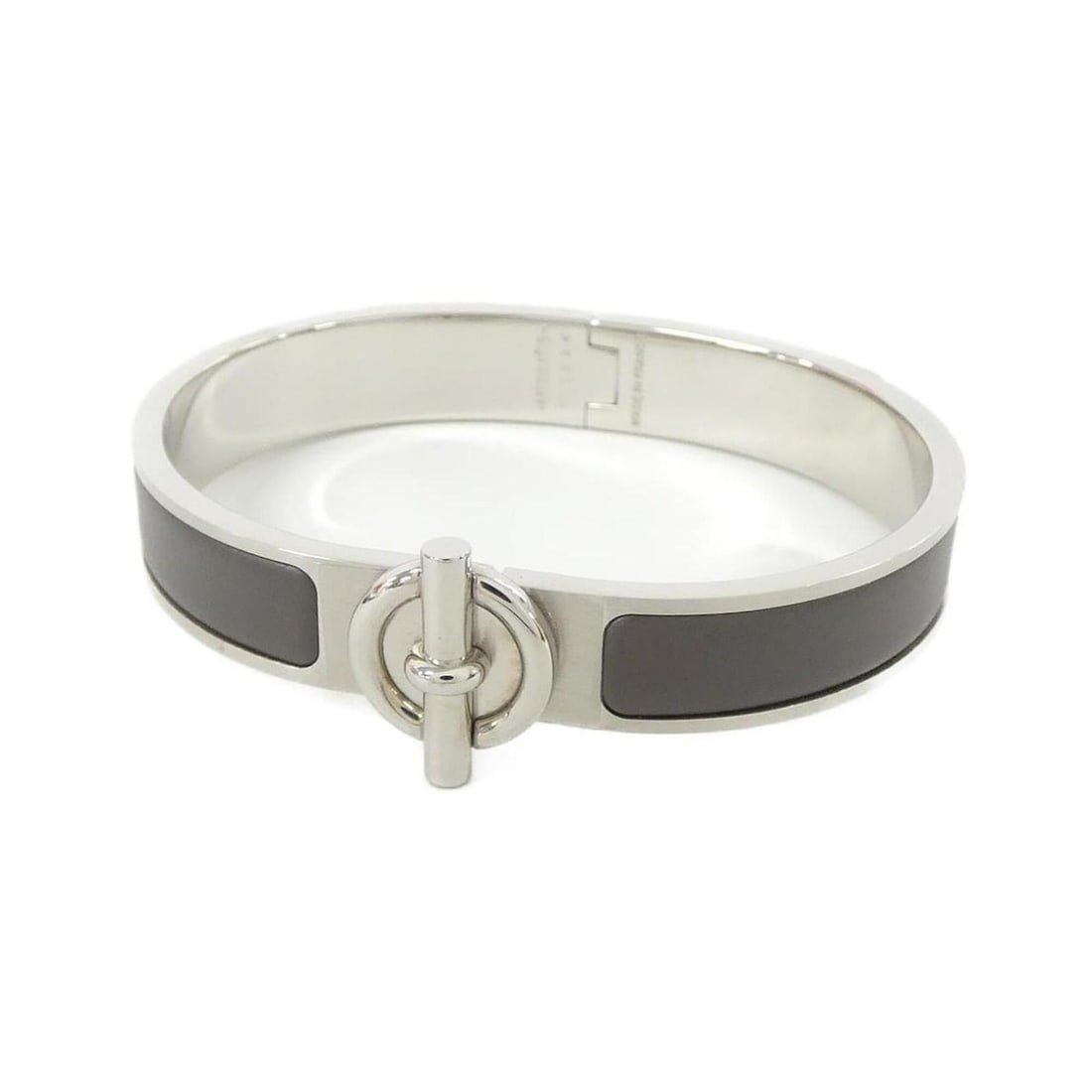 Hermes Click Glenan 703220FB Bracelet: --- Catalog ---Category: SizeWidth: 1.1cm / 0.43''Length: 18.5cm / 7.28''Category: DesignType: Charm braceletColor: GrayGender: WomenCategory: GeneralMPN: 703220FBBrand: Hermes--- Item List ---Section