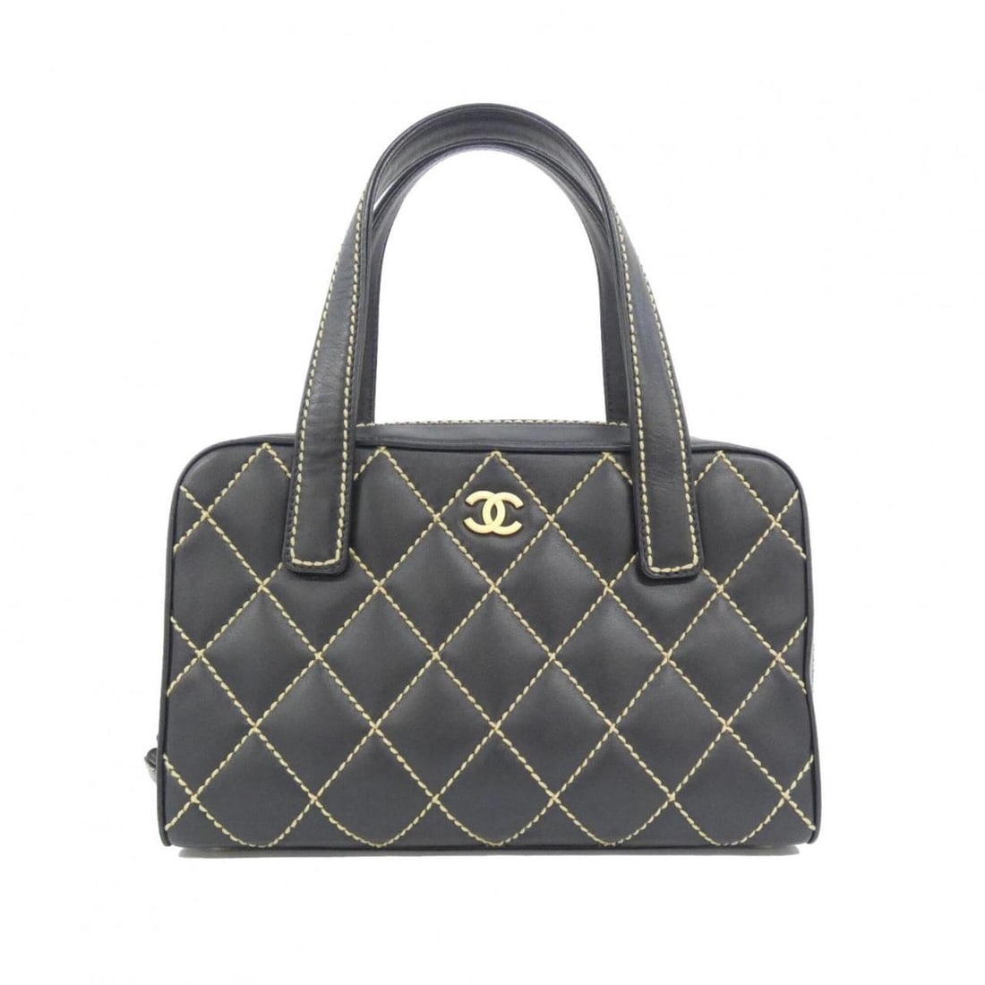 Chanel Wild Stitch Line 20666 Handbag: --- Catalog ---Category: SizeSize (HxWxD): 18cm x 29cm x 11cm / 7.08'' x 11.41'' x 4.33''Category: DesignType: Handbag, PouchColor: Beige, BlackGender: WomenMaterial: Leather Hardware Color: Matte