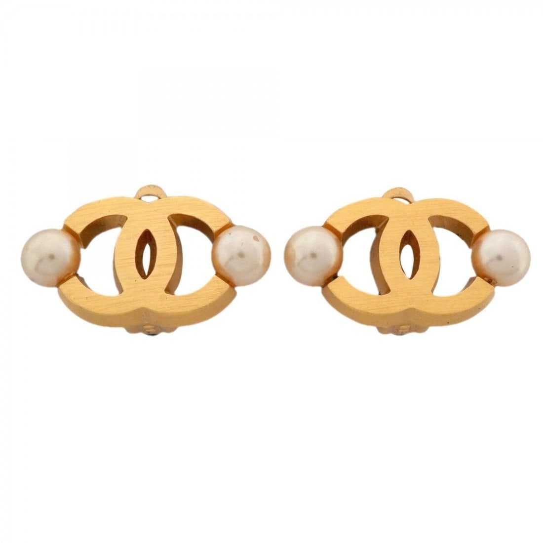 Chanel earrings, Coco Mark design, GP plated, faux pearl, gold, women's.: --- Catalog ---Category: SizeSize (HxWxD): 14.90mm x 27.60mm / 0.59'' x 1.09''Category: DesignType: Clip earringsColor: GoldGender: WomenMaterial: Gold platingCategory: GeneralBrand: Chanel--- Item Li