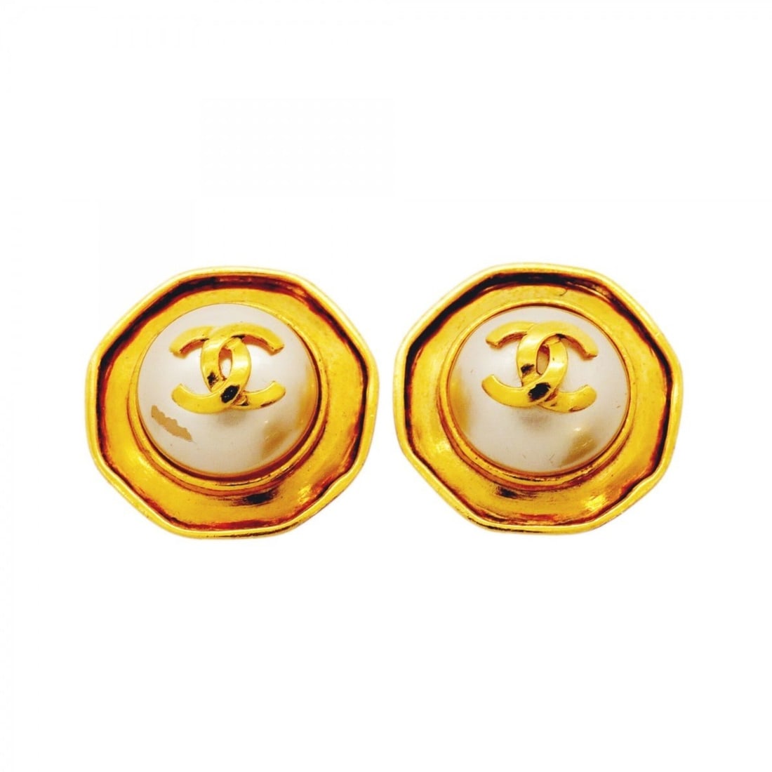 Chanel earrings, Coco Mark design, GP plated, faux pearl, gold, women's.: --- Catalog ---Category: SizeSize (HxWxD): 30.00mm x 30.30mm / 1.18'' x 1.19''Category: DesignType: Clip earringsColor: GoldGender: WomenMaterial: Gold platingCategory: GeneralBrand: Chanel--- Item Li