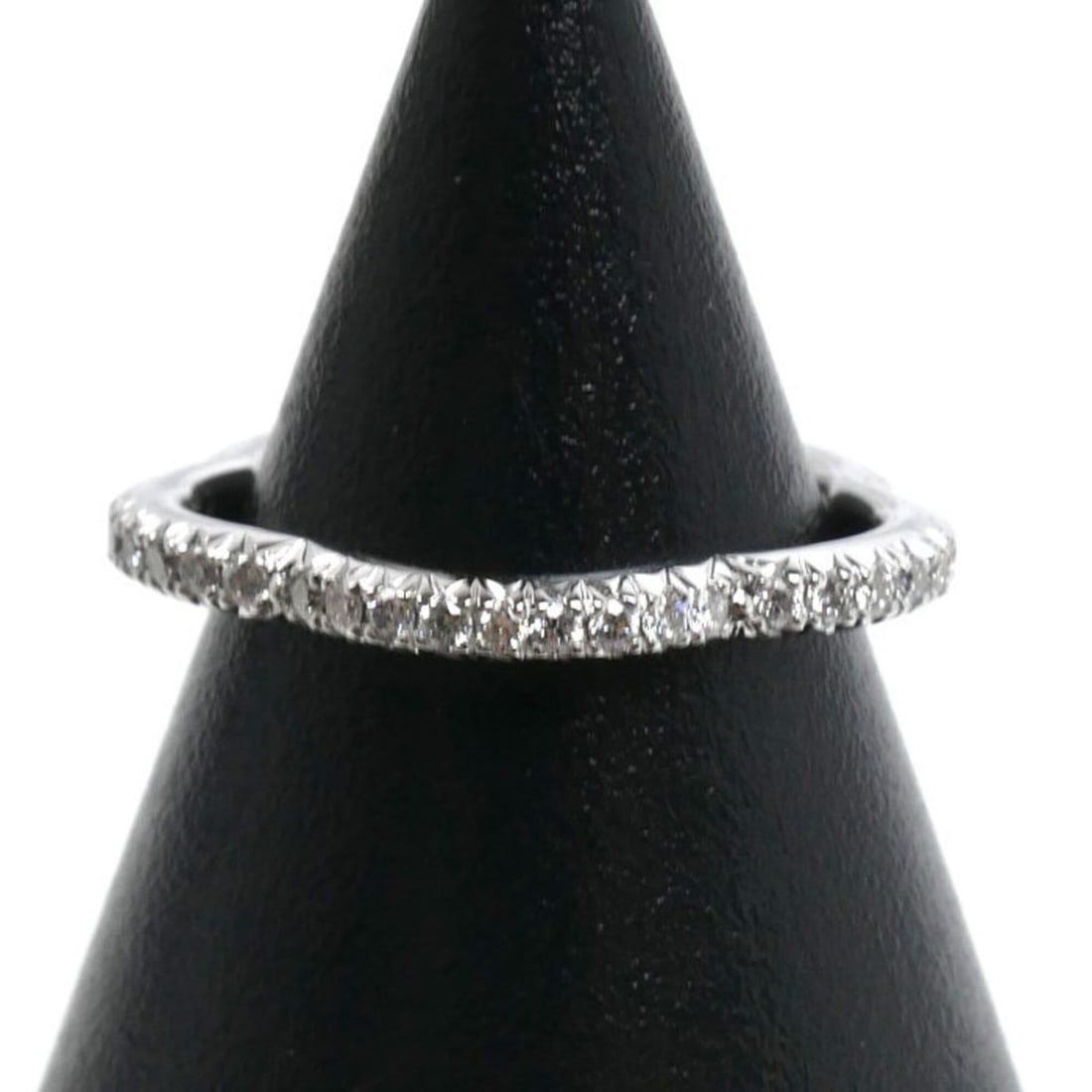 CHANEL 18KWG White Gold Camellia Full Eternity Ring J3211 Diamond Size 46 1.8g Women's: --- Catalog ---Category: SizeUS Size: 3.5Brand Size: 46Category: DesignType: Band ringStone: DiamondGender: WomenMaterial: White gold (18K)Category: GeneralMPN: J3211Brand: ChanelCountry of Origin: Fr