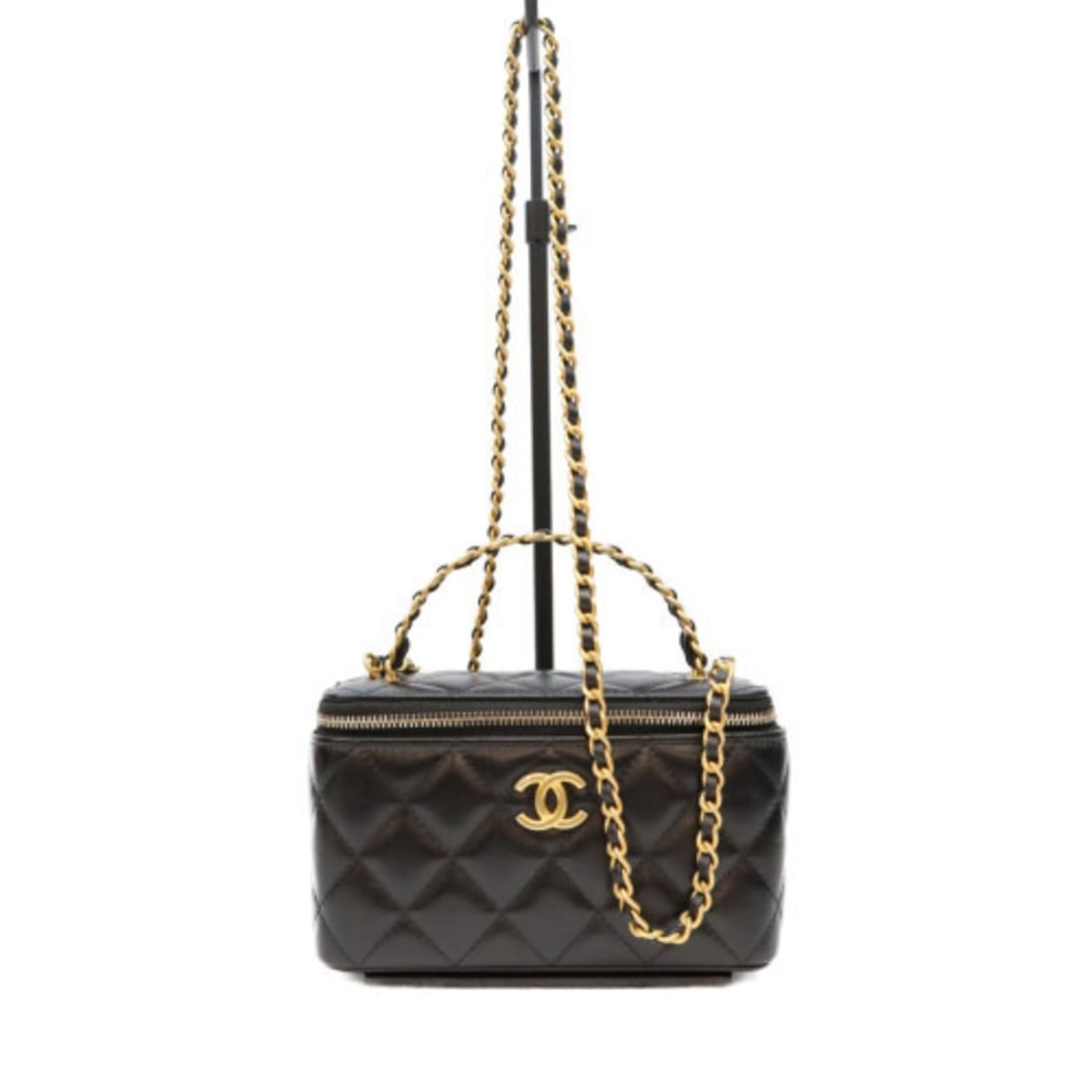 CHANEL AP3243 Black Lambskin Gold Hardware Top Handle 2-Way Vanity Bag Shoulder Women's: --- Catalog ---Category: SizeSize (HxWxD): 10cm x 16cm x 8cm / 3.93'' x 6.29'' x 3.14''Category: DesignType: Shoulder bag, Vanity bagColor: BlackGender: WomenMaterial: Leather Hardware Color: GoldLeat